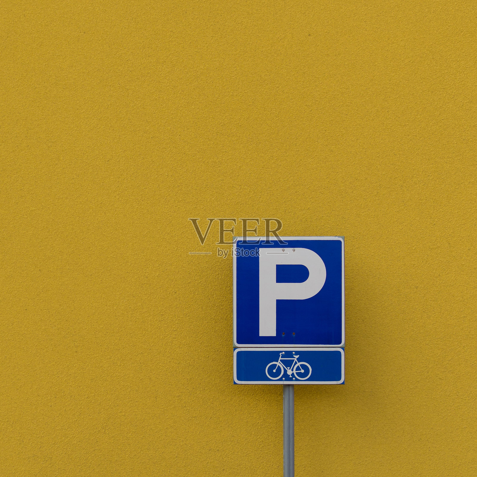 黄色墙壁上的标志牌特写照片摄影图片