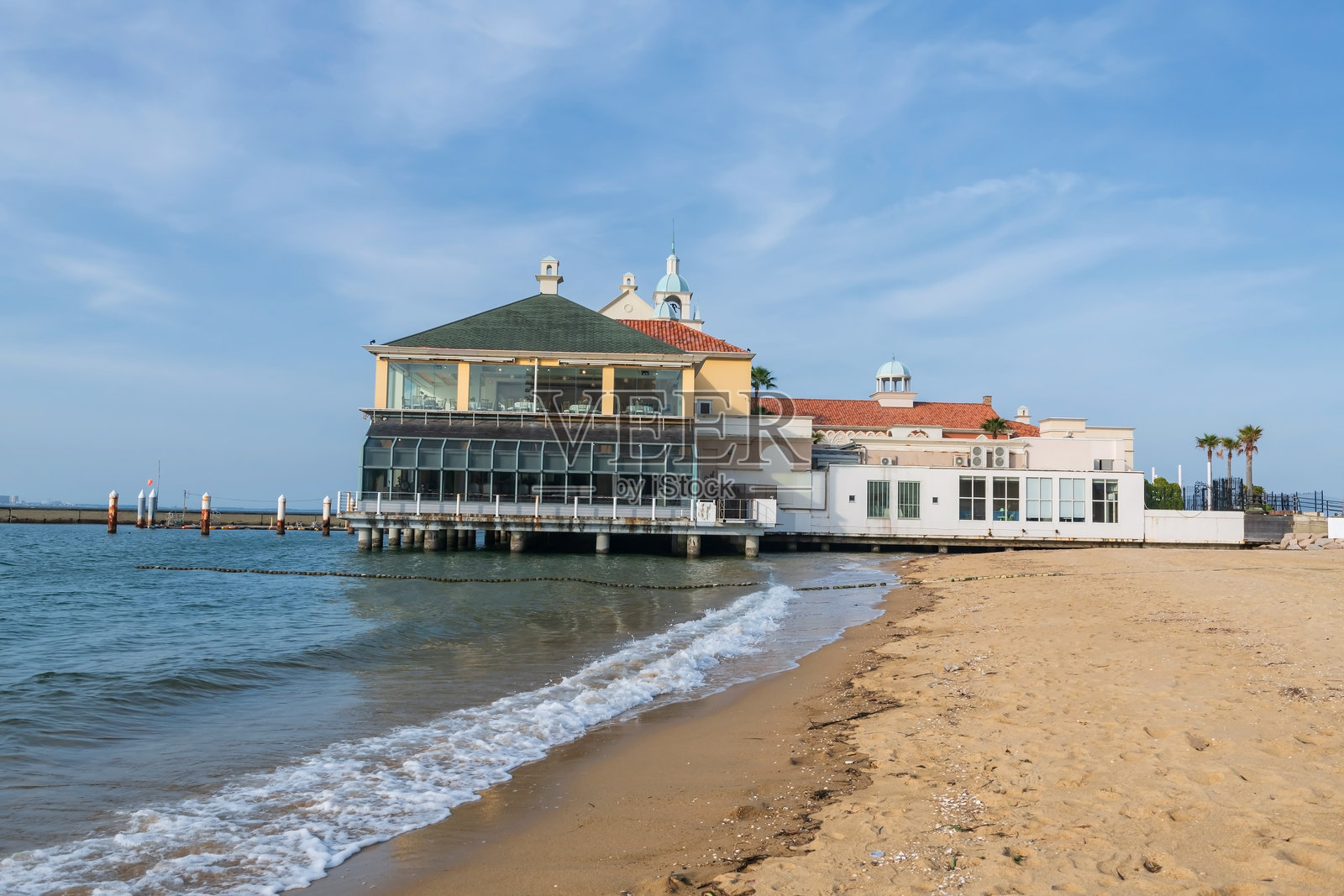 福冈海滩旁的Marizon婚礼大厅与波动的海浪。照片摄影图片