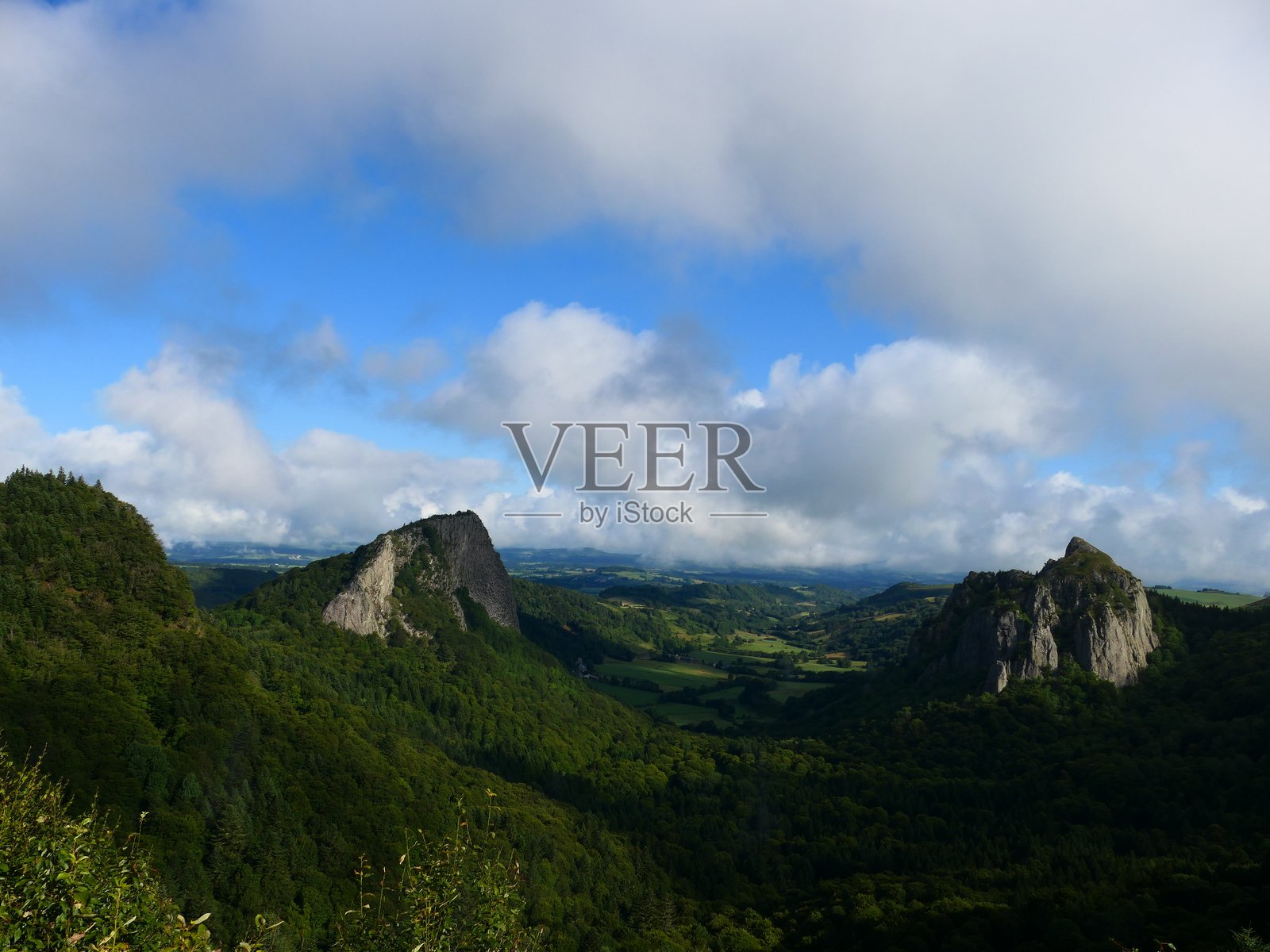 图伊利埃尔和萨纳多尔岩石周围的雾气，普伊德多姆，奥弗涅照片摄影图片