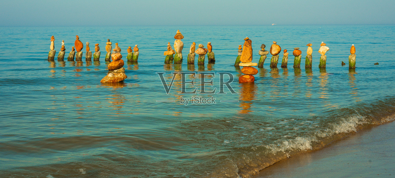 波罗的海上被毁码头的木柱照片摄影图片