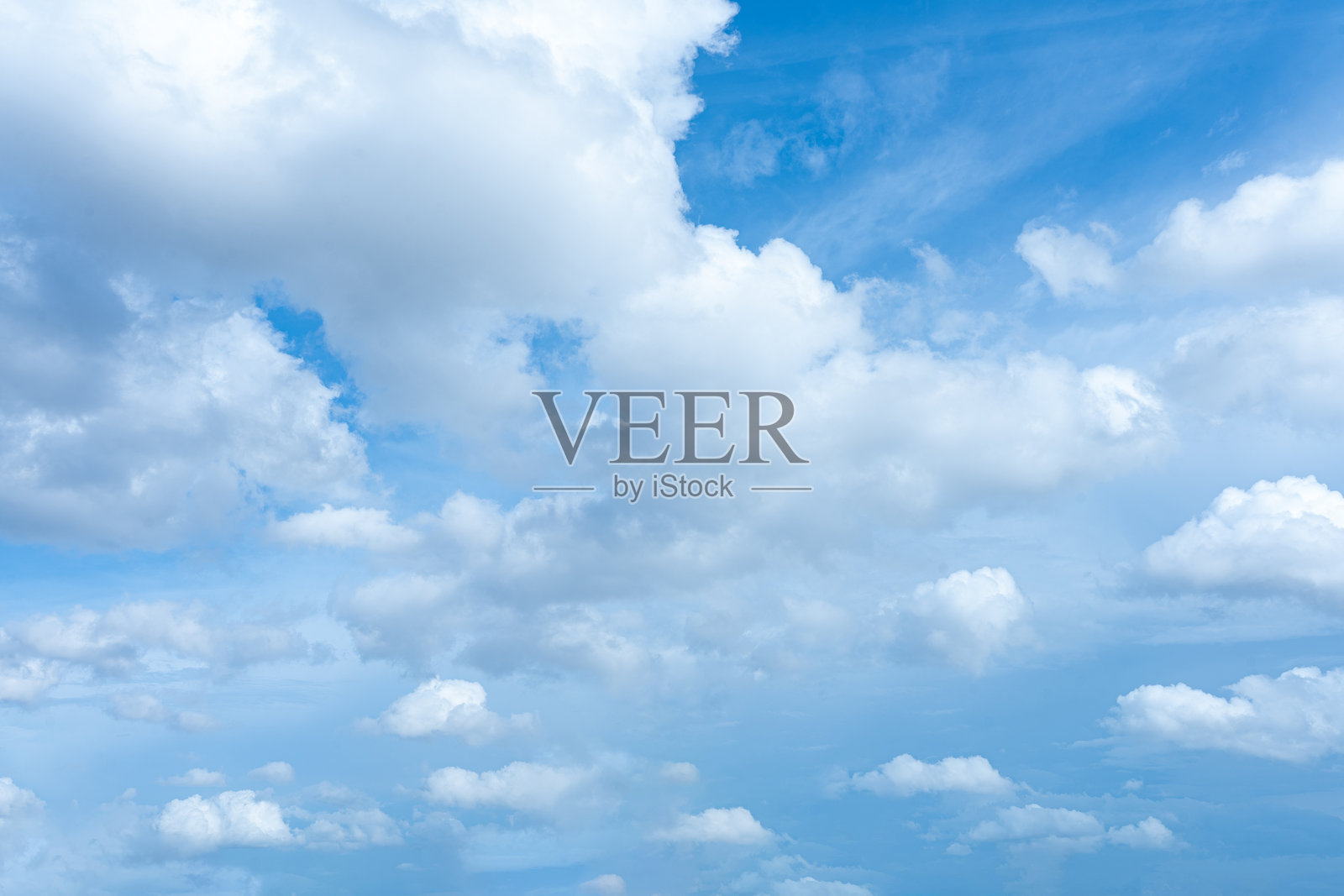 阳光明媚的日子里，蓝天与蓬松的白云照片摄影图片