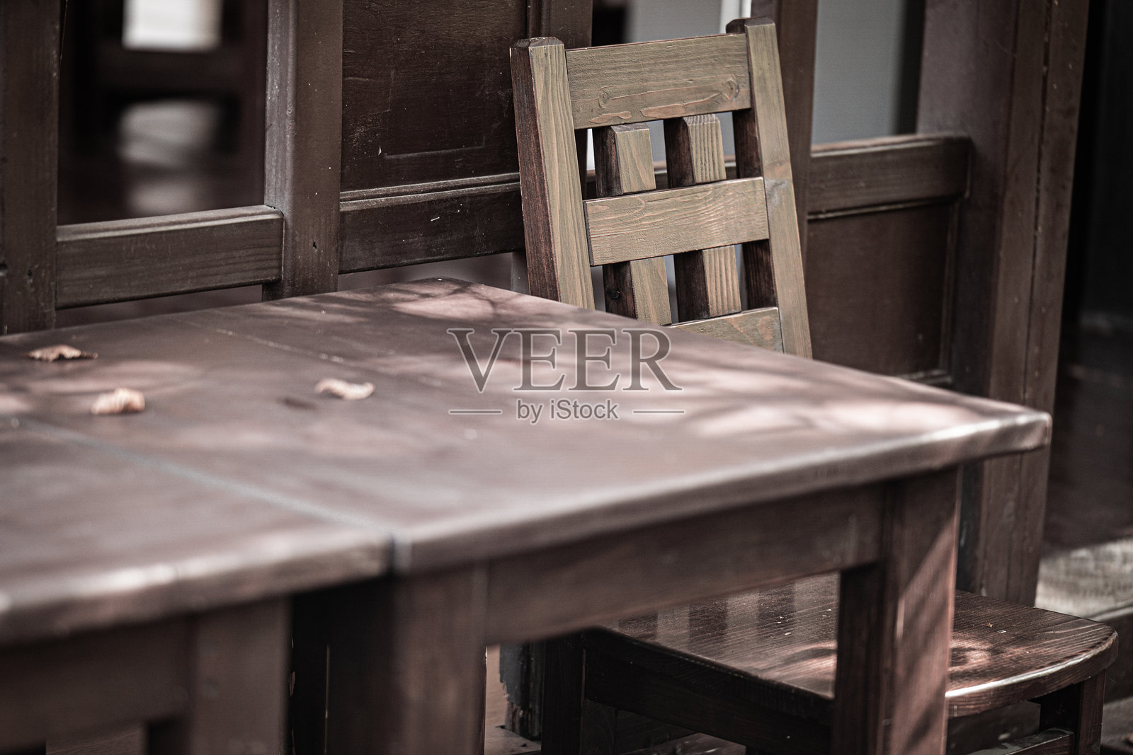 温馨的秋季氛围，户外咖啡区的空桌上落满了树叶。照片摄影图片