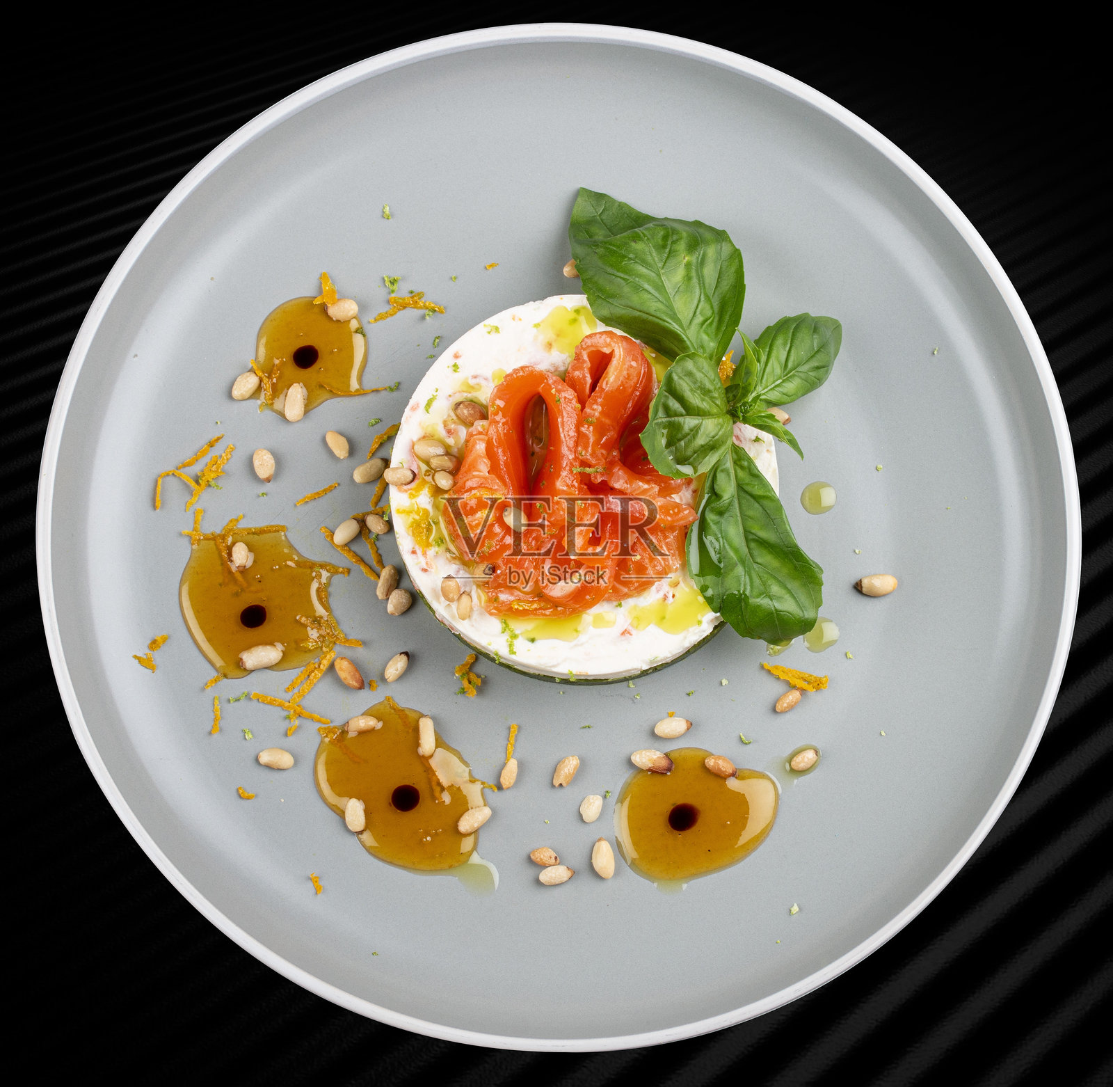 三文鱼菠菜奶酪蛋糕照片摄影图片