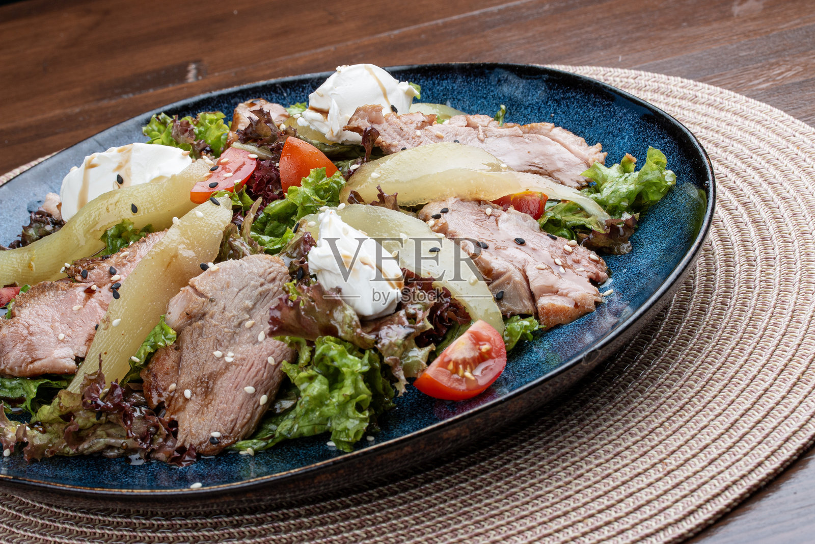 小牛肉和梨沙拉，配以樱桃番茄和香醋酱汁照片摄影图片