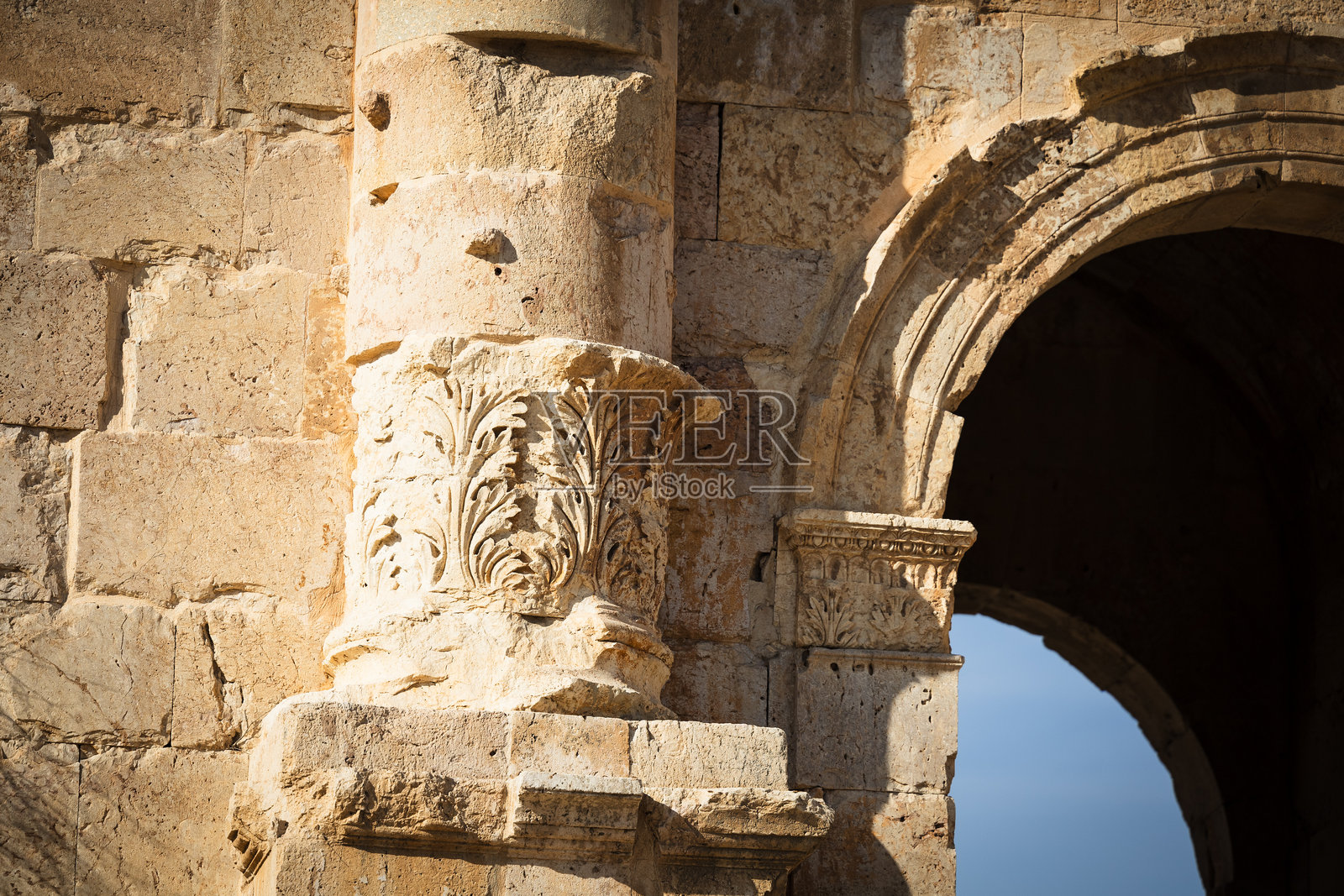 哈德良拱门的科林斯柱特写，约旦杰拉什照片摄影图片