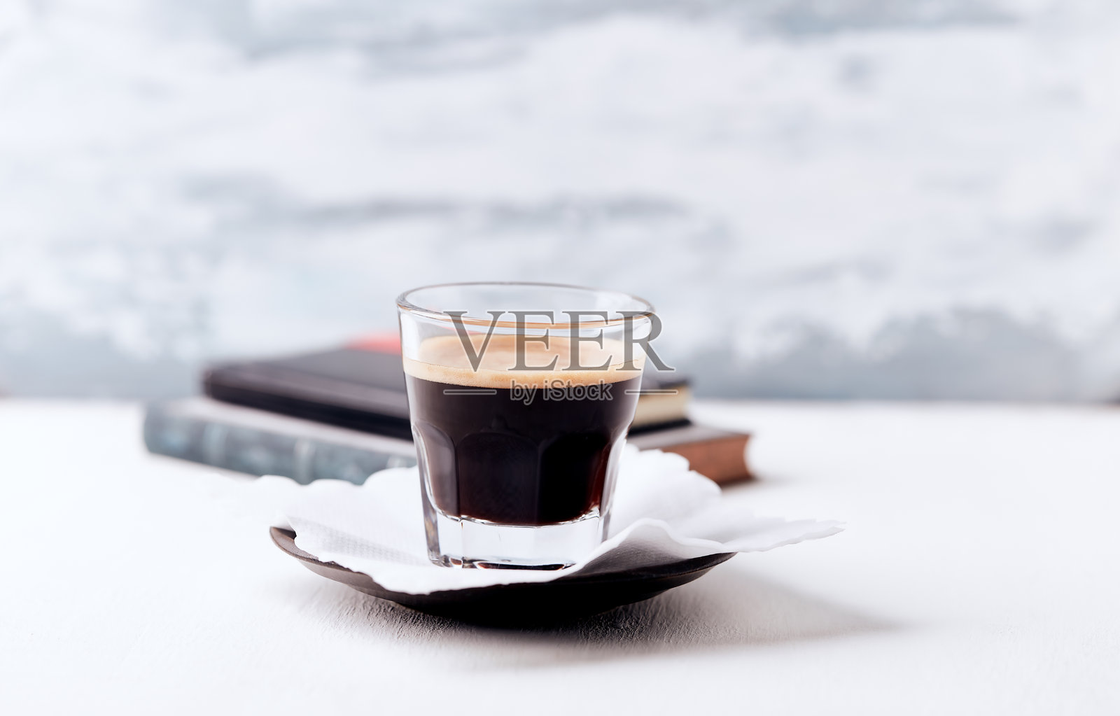 明亮木质背景上的玻璃杯咖啡。留白空间。照片摄影图片