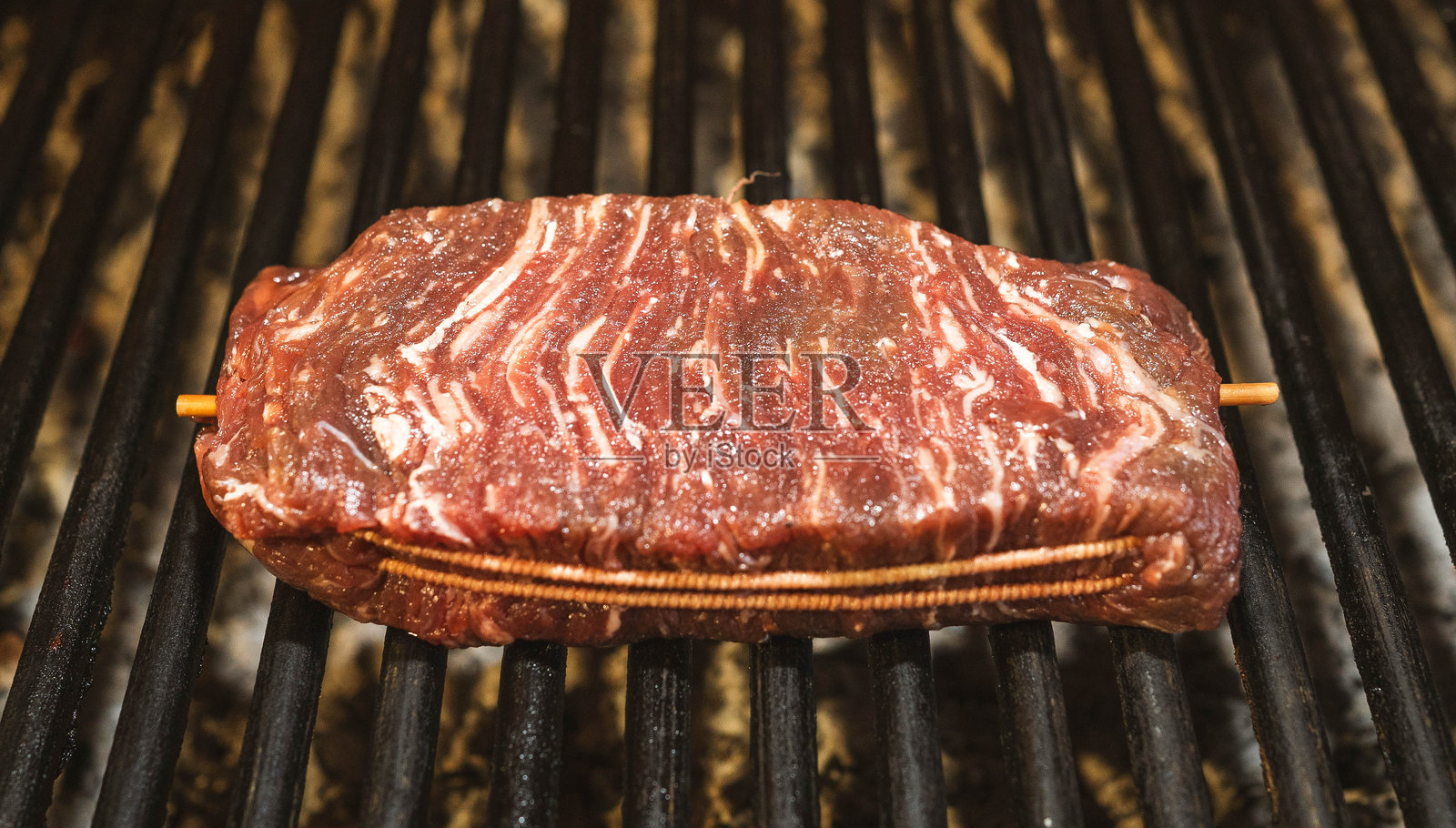 生的斯特拉塔利亚牛排在烤架上照片摄影图片