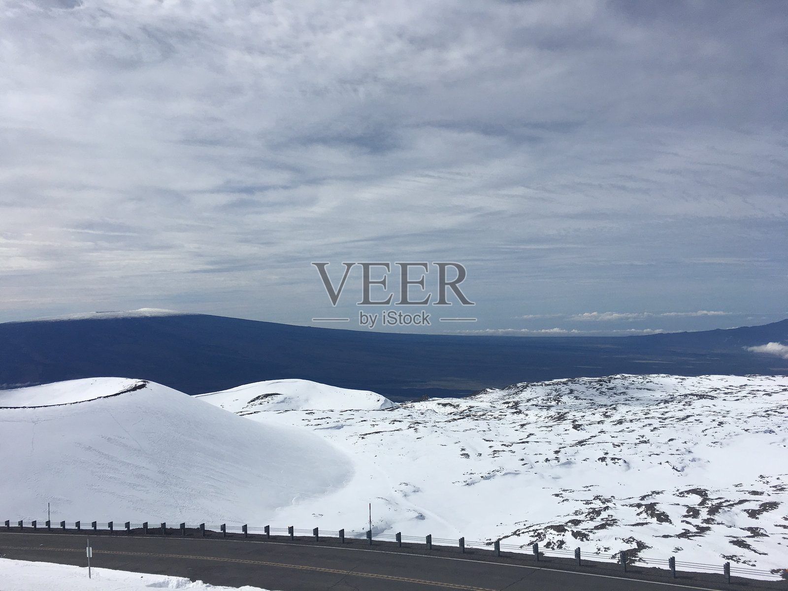 毛纳基亚山上的雪山峰照片摄影图片