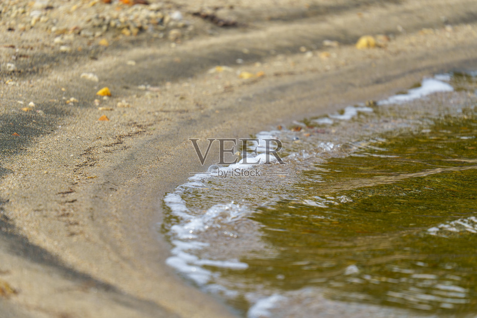 湖中卵石上清澈水面的特写照片摄影图片