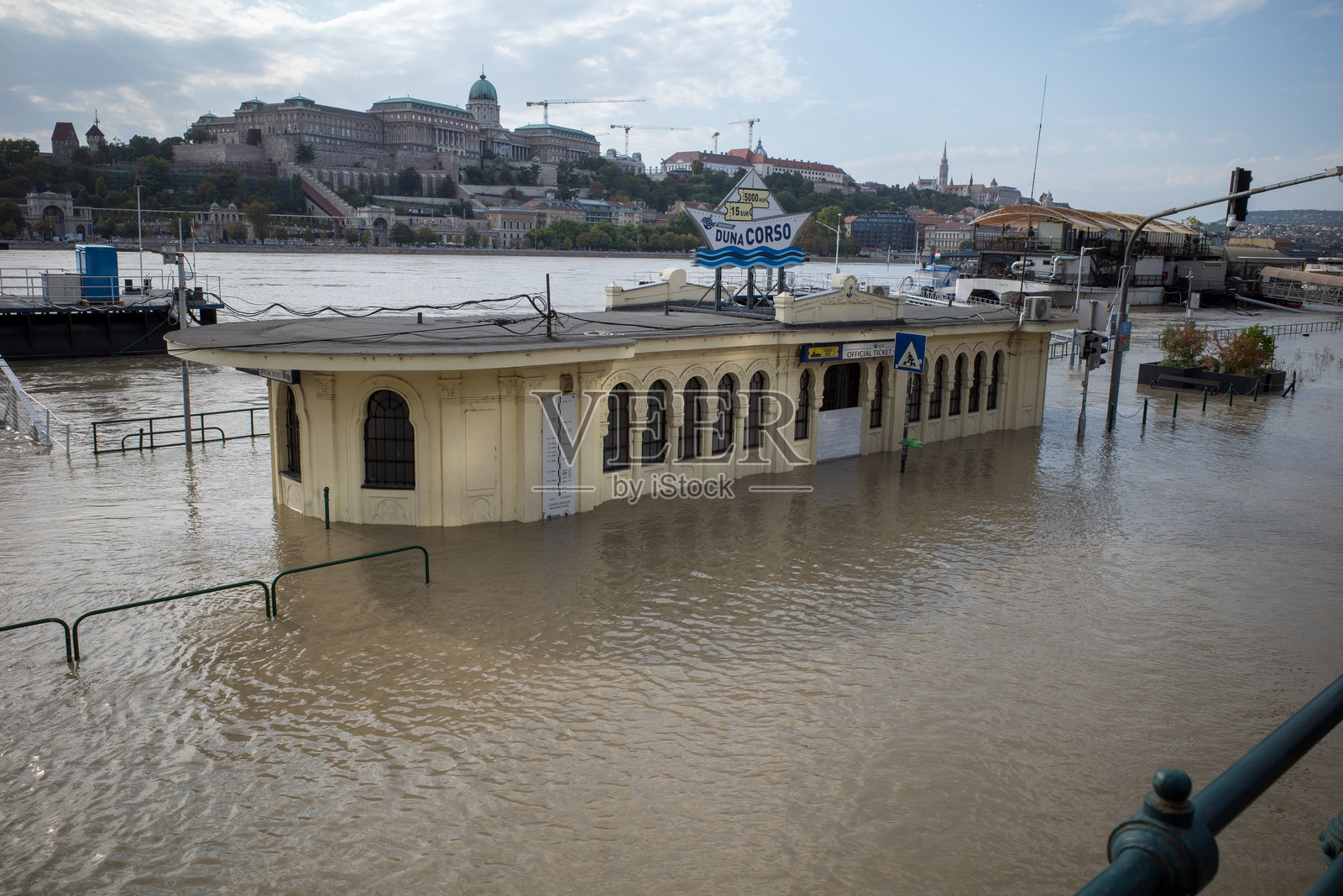 2024年布达佩斯多瑙河洪水照片摄影图片