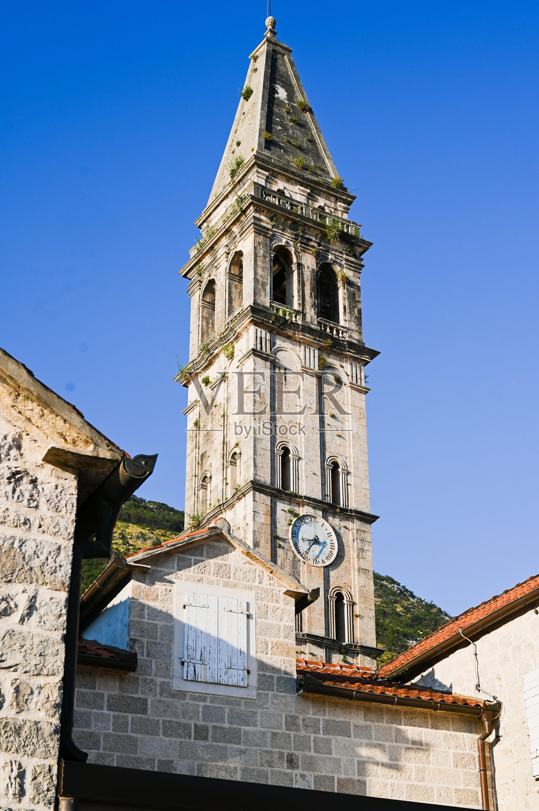 科托尔的教堂塔楼和屋顶，科托尔湾，黑山 - 古城墙内的屋顶和教堂照片摄影图片