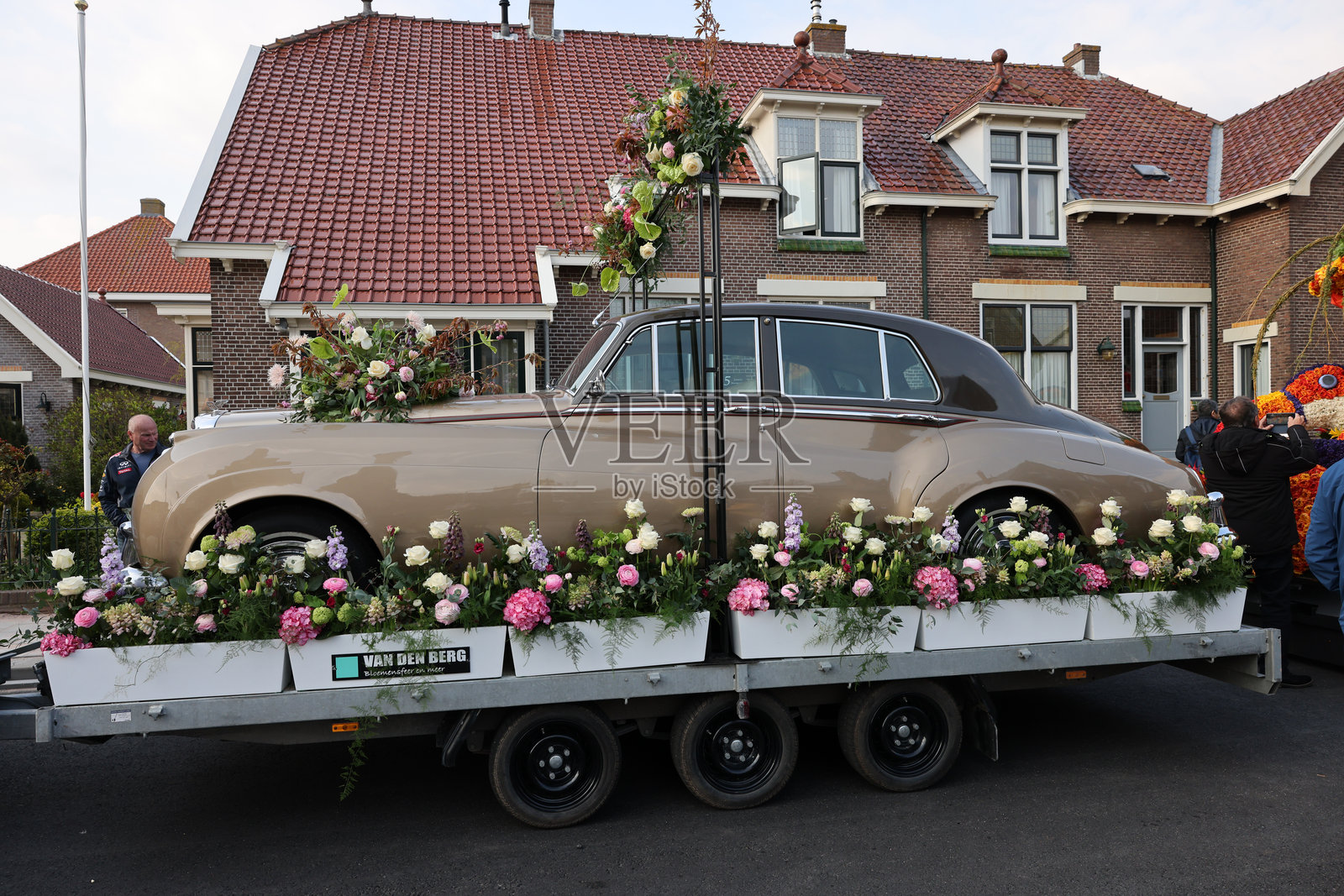 荷兰诺德维克尔豪特 - 在诺德维克尔豪特的晚间灯光花车游行前，展示了一辆装饰花卉的宾利。照片摄影图片