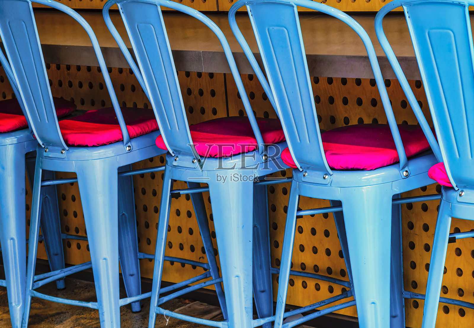 一排整齐的蓝色 metal 椅子照片摄影图片