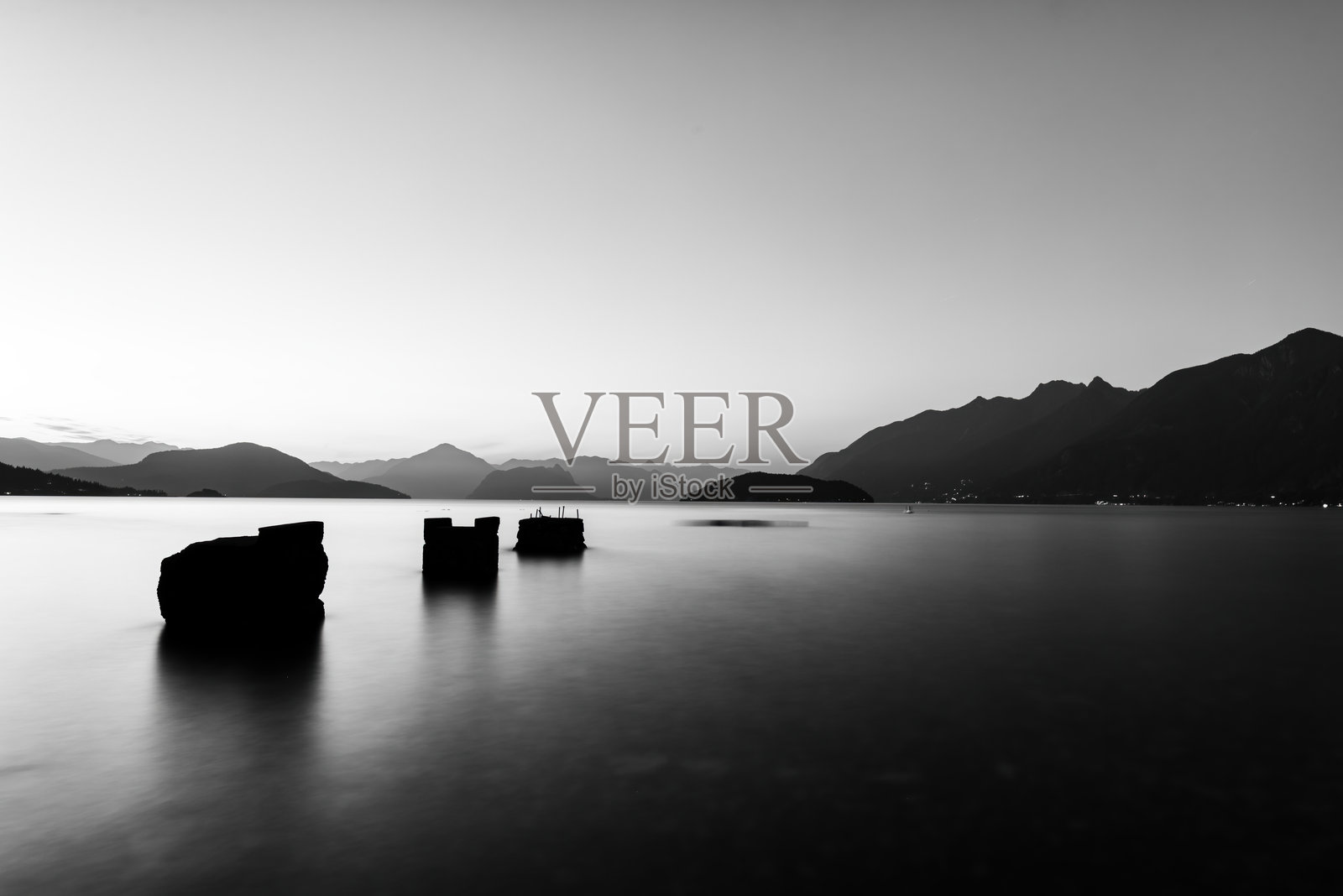 黑白照片，海滩日落景色照片摄影图片