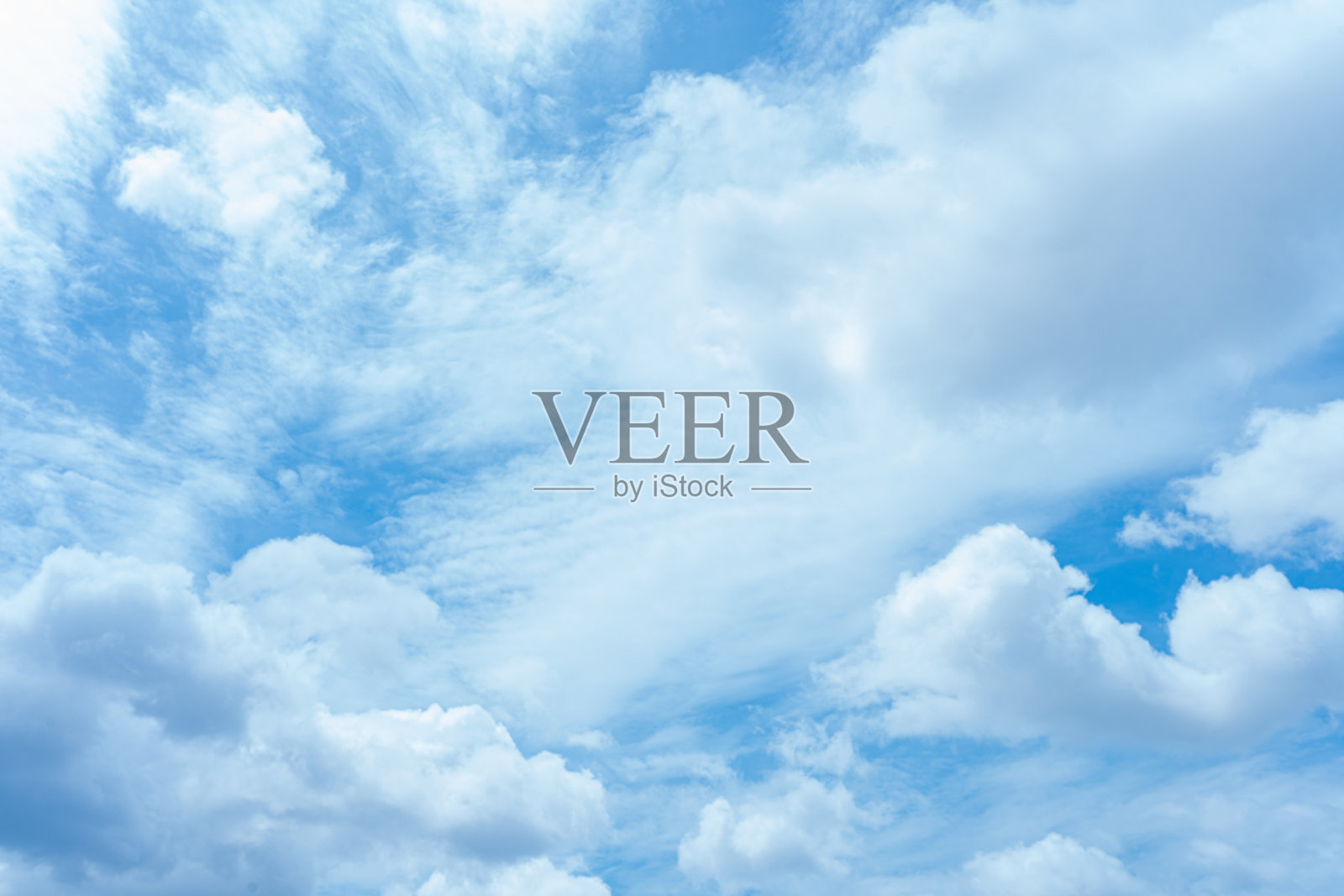 阳光明媚的日子里，蓝天上飘着蓬松的白云照片摄影图片