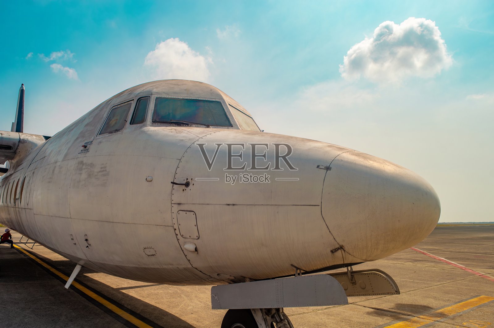 阳光明媚的停机坪上白色飞机机头特写，背景是湛蓝的天空，航空旅行概念，泗水，2024年9月22日。照片摄影图片