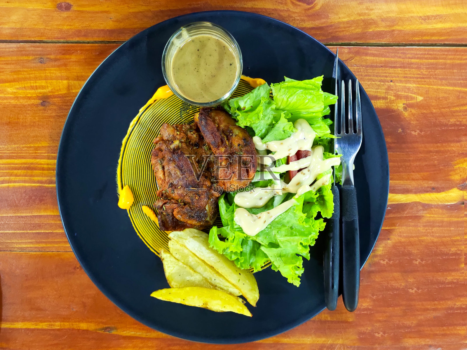 烤鸡排、薯条和蔬菜沙拉。照片摄影图片