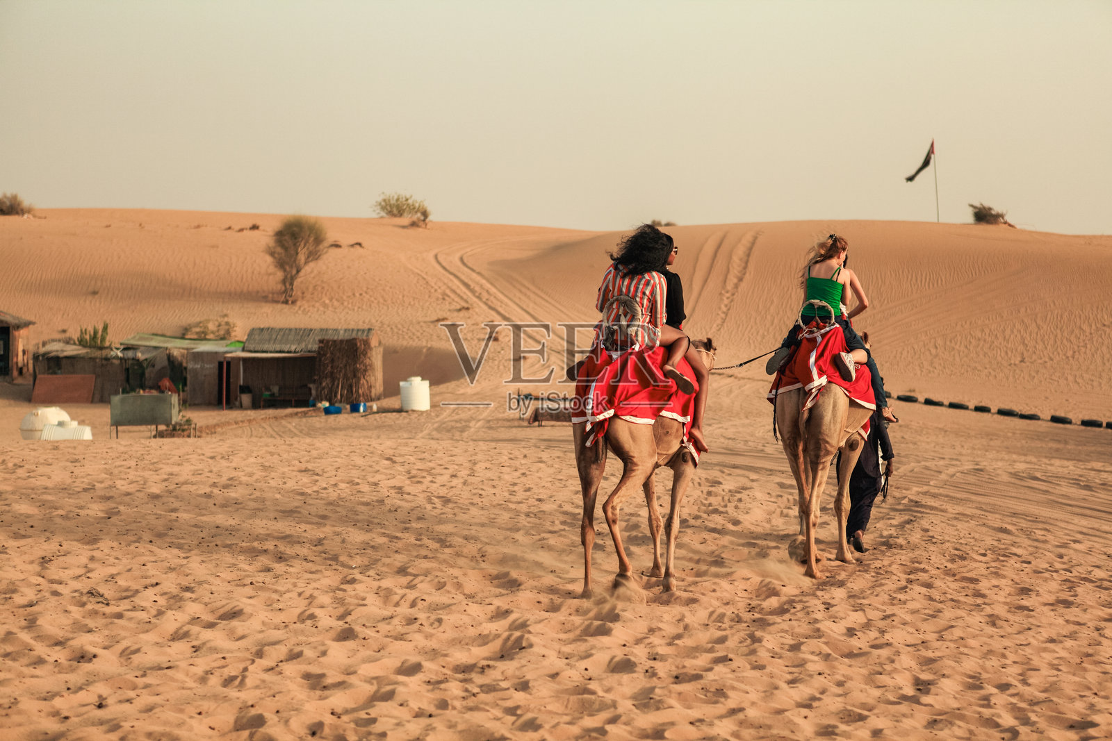 迪拜沙漠骑骆驼日落探险之旅照片摄影图片