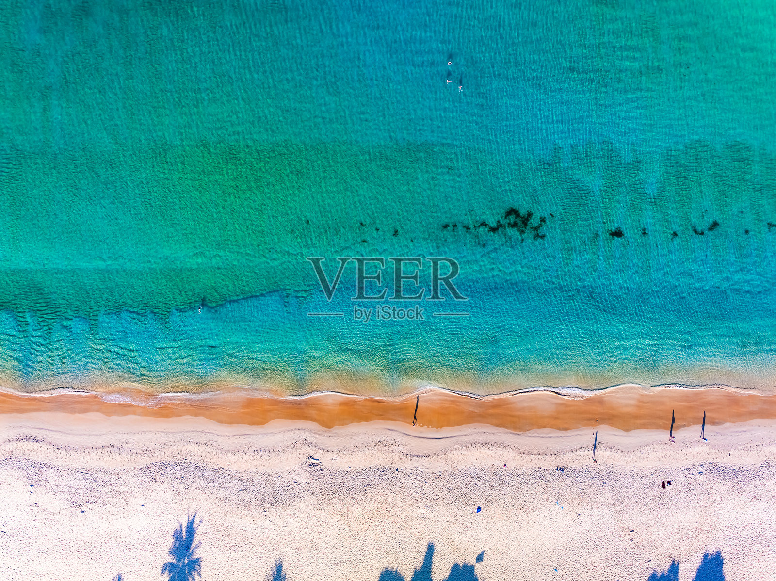 从上方俯视海浪拍打沙滩，海滩海洋自然背景照片摄影图片