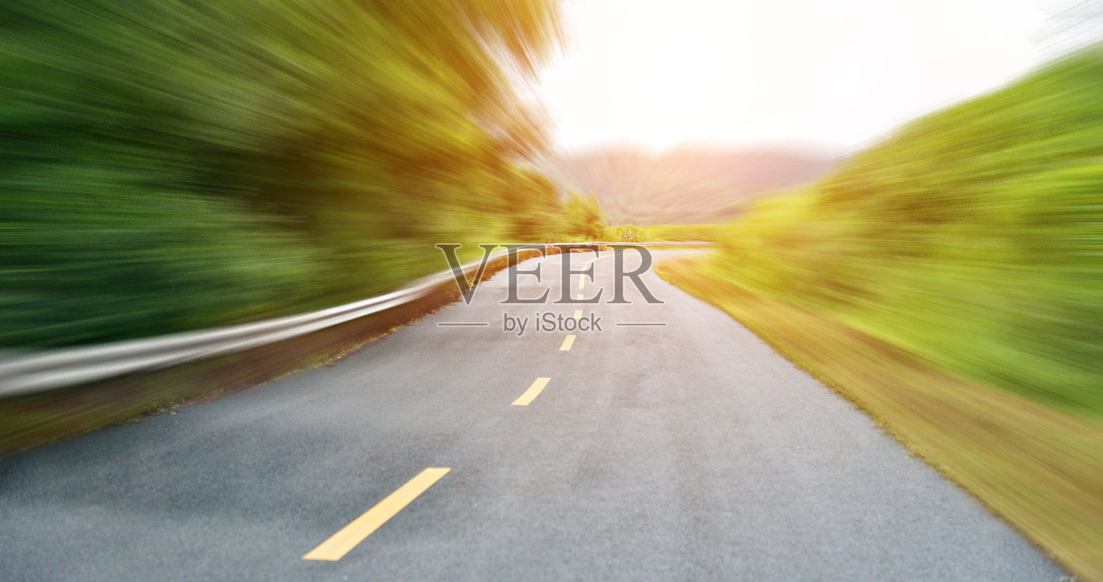 山丘中的转弯道路照片摄影图片