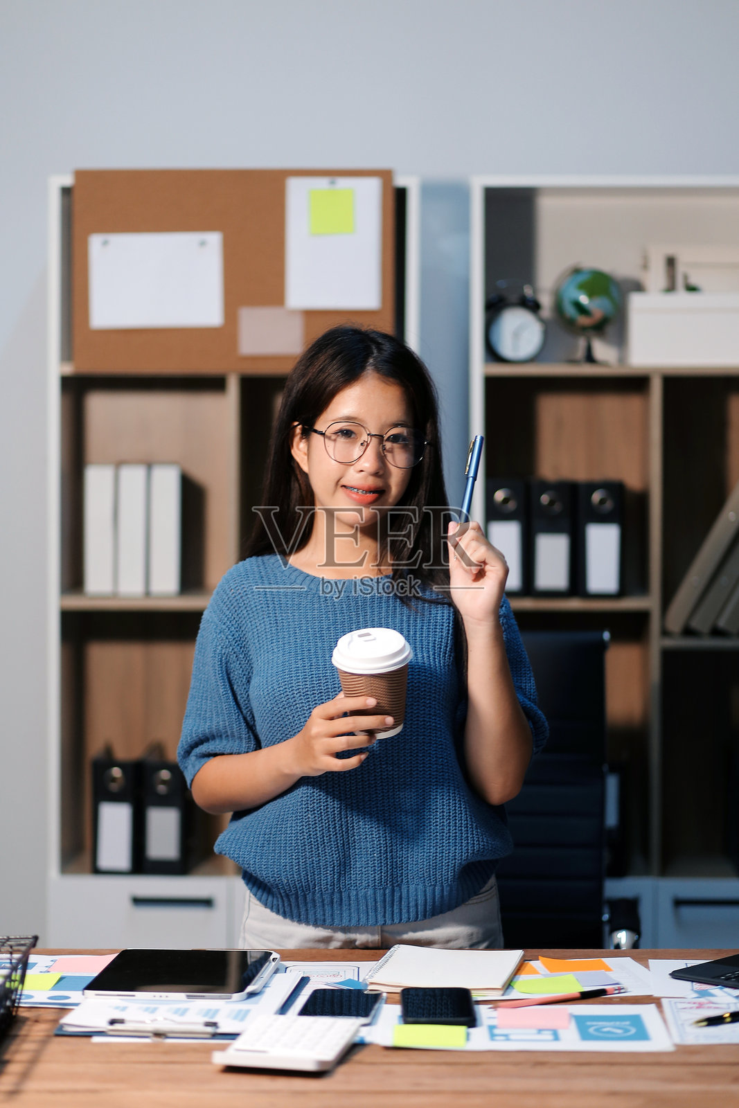 设计团队正在设计用户体验与用户界面系统，以确保该系统在新手机上运行良好并支持系统更新。网站开发概念 UI UX 前端设计师照片摄影图片