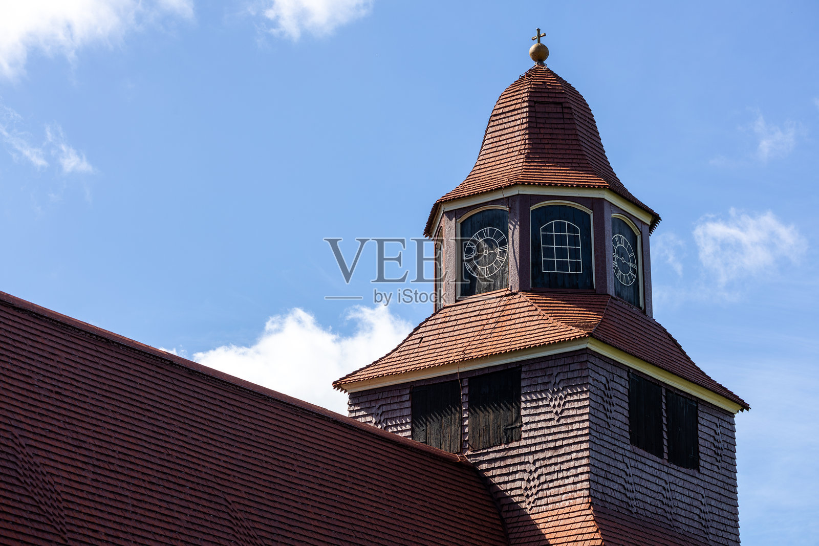 迷人的教堂尖塔映衬蓝天照片摄影图片