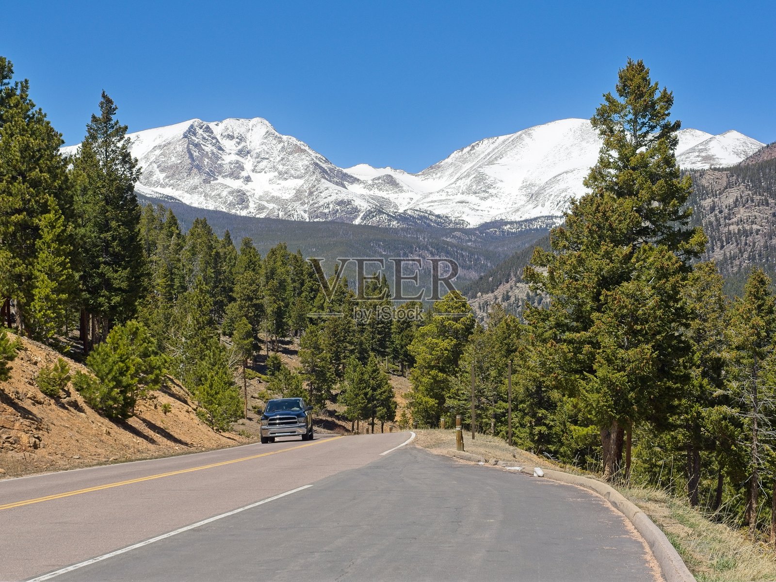 洛基山国家公园的34号公路与雪山照片摄影图片