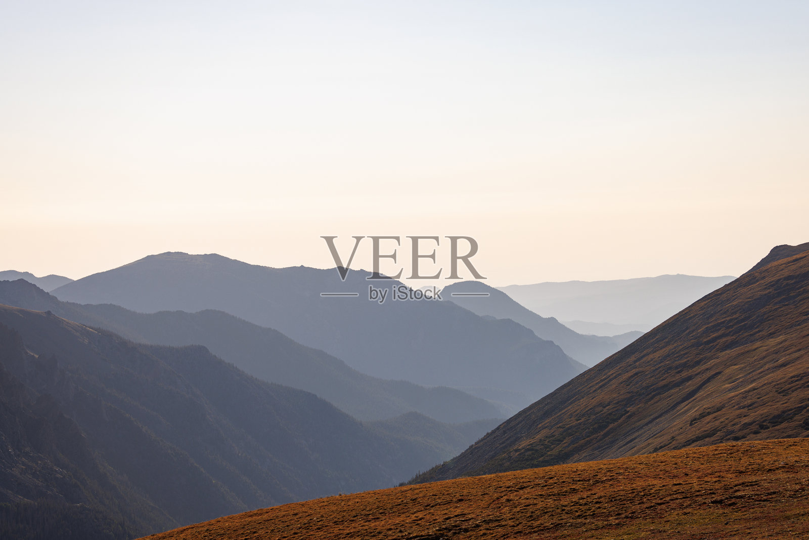 落基山国家公园的山脊路上俯瞰山谷的日出景色照片摄影图片