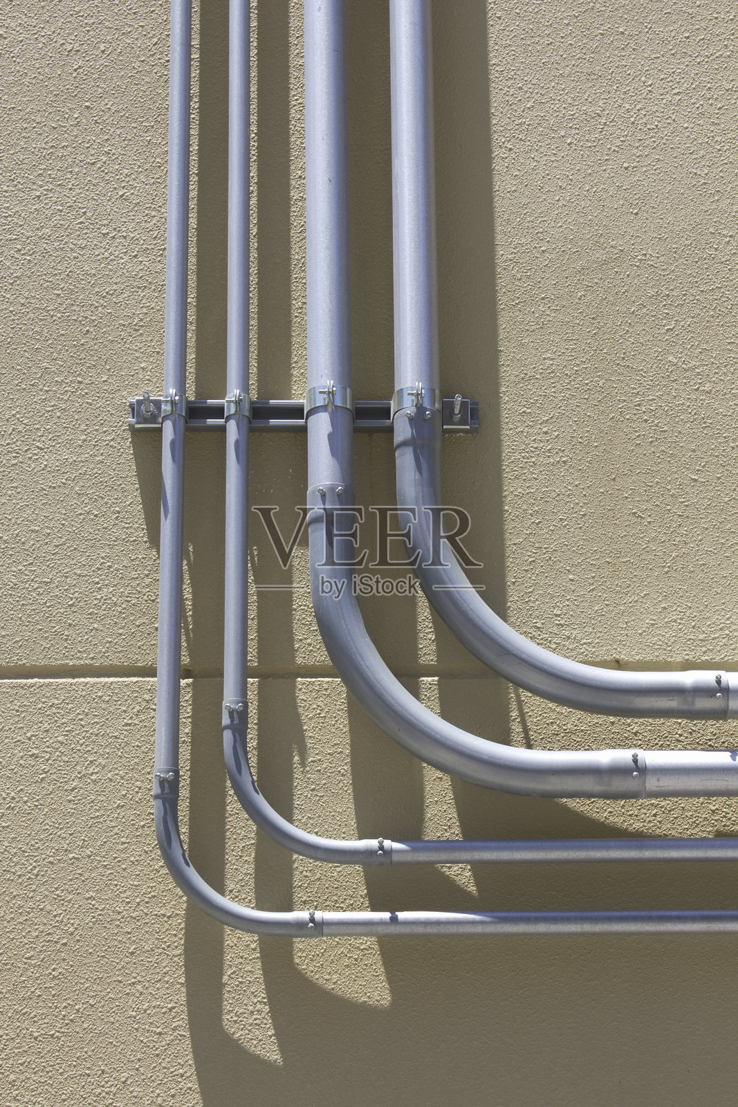 建筑墙上的电缆导管照片摄影图片