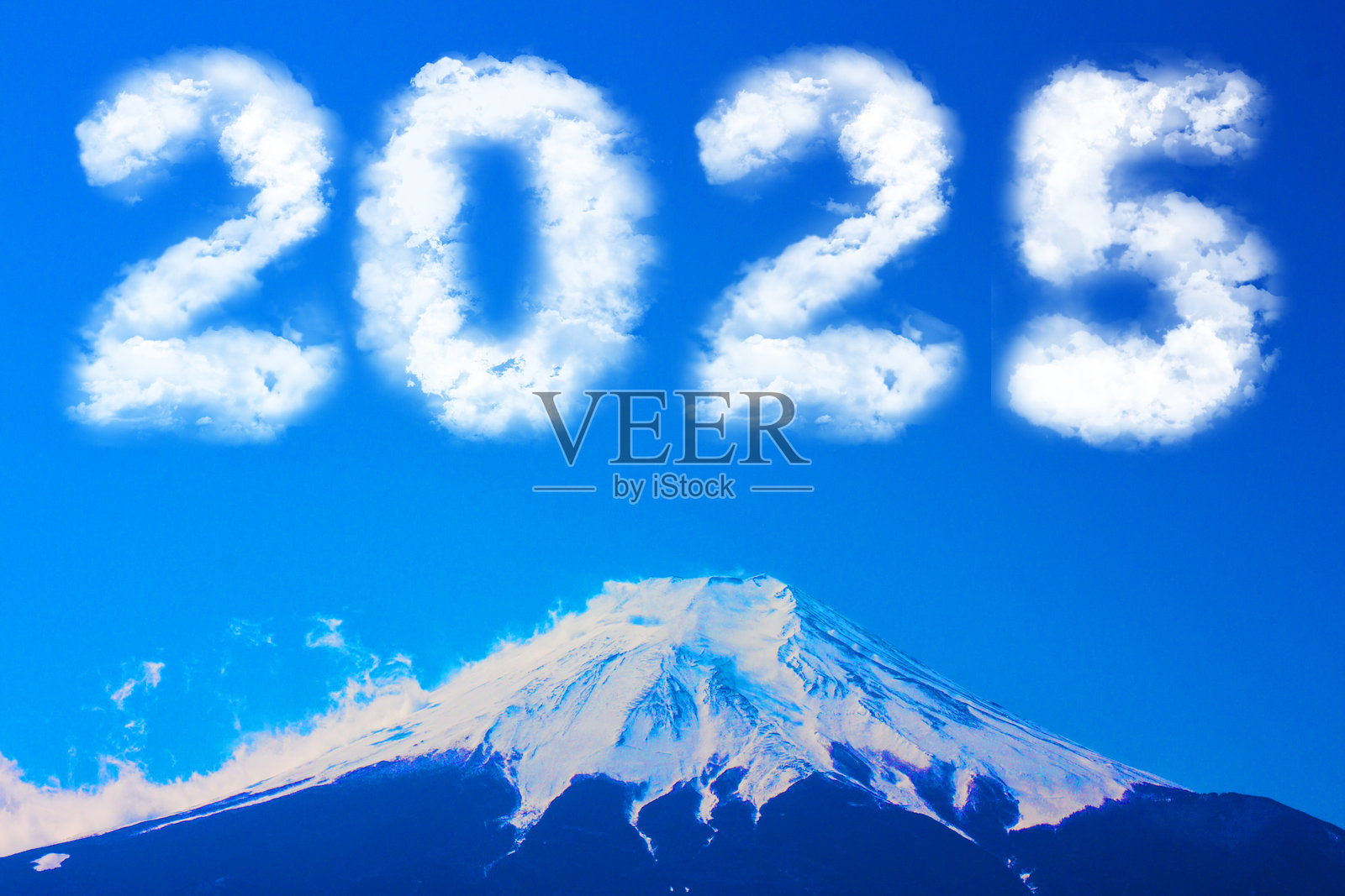 新年贺卡素材：富士山与云彩，适用于2025年照片摄影图片