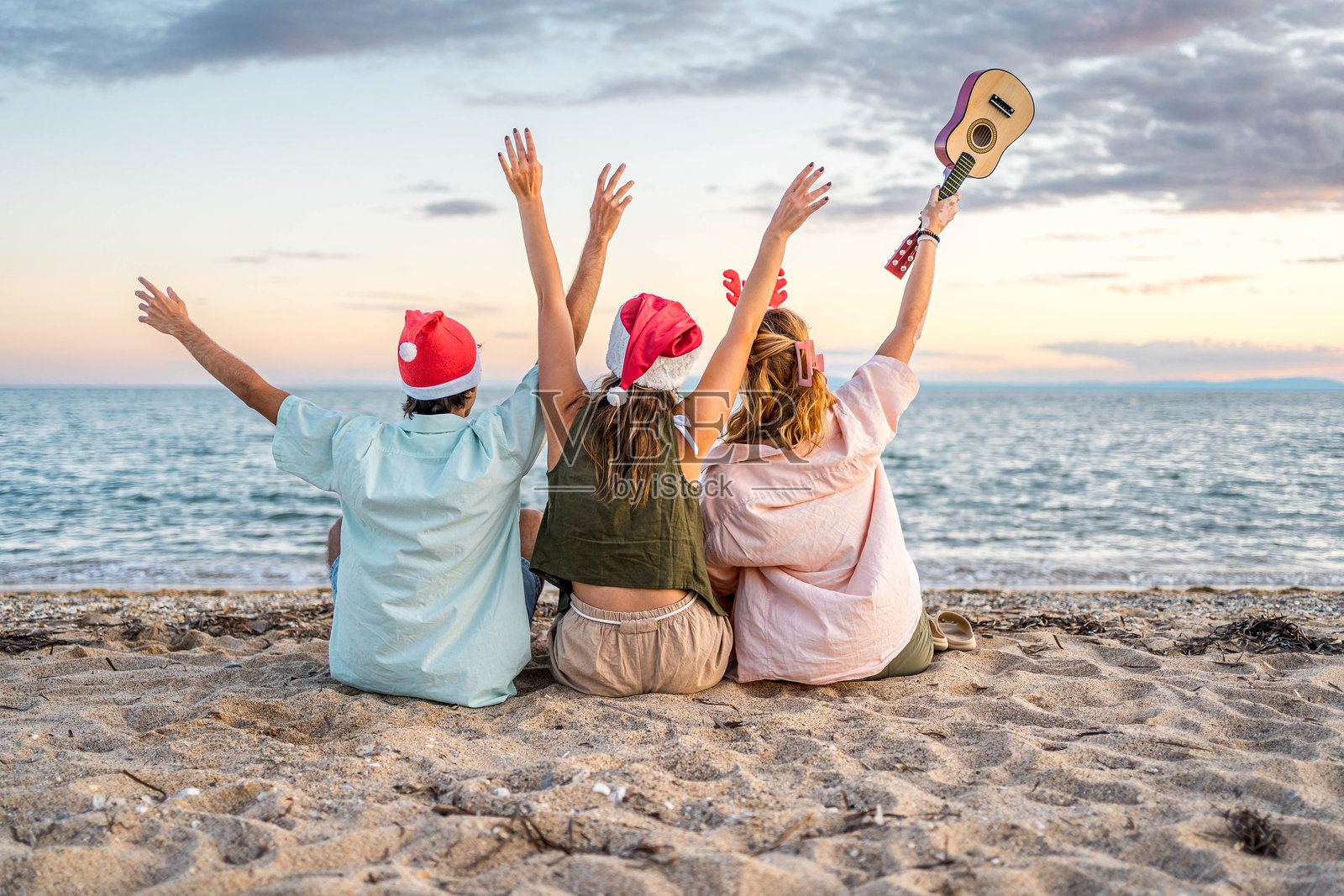 快乐的朋友们在海滩上庆祝新年照片摄影图片