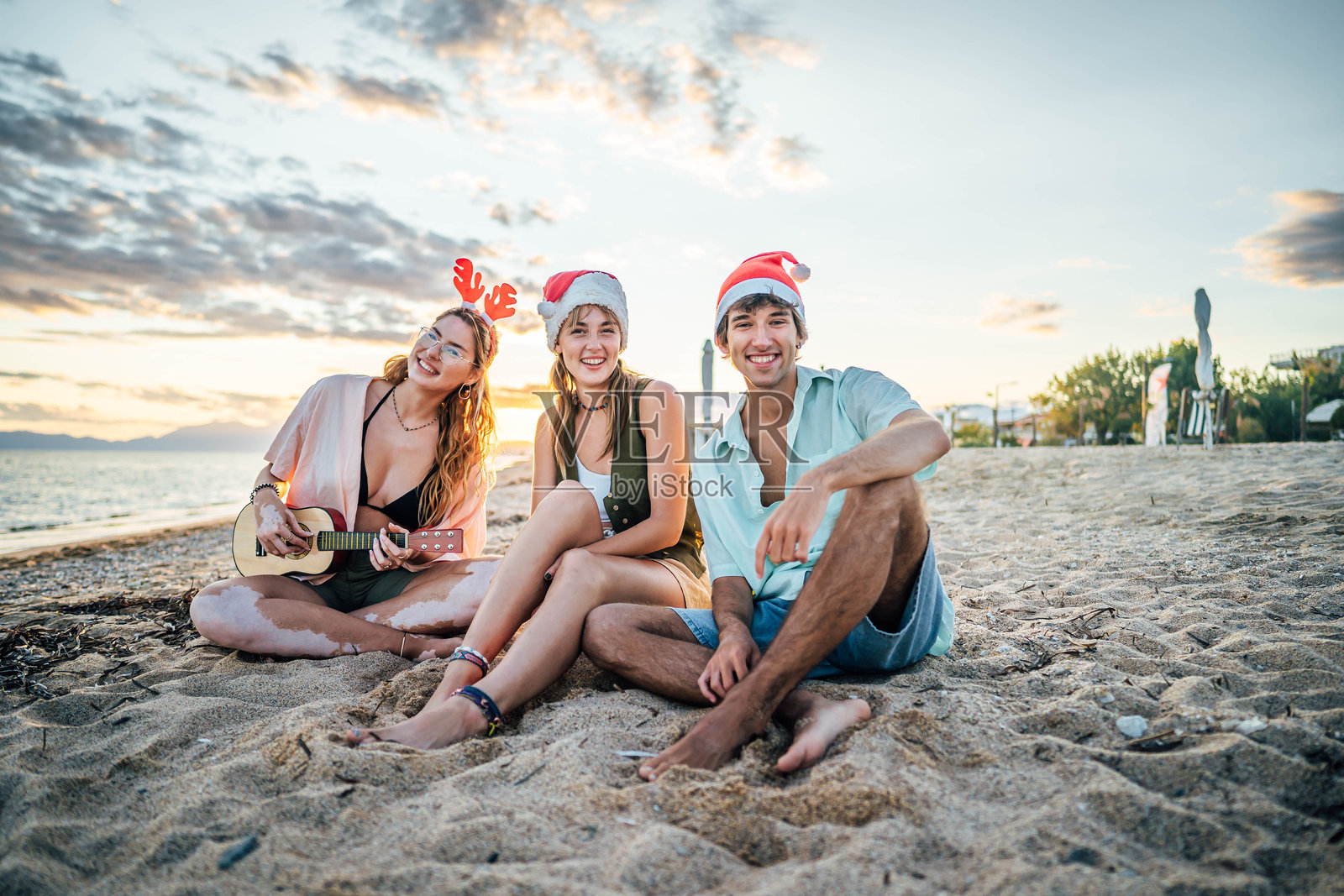 一群朋友在海滩上度过圣诞节照片摄影图片