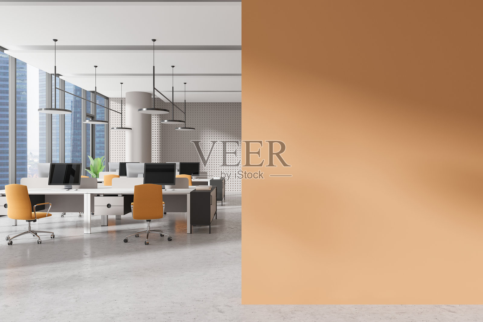 办公室内部，排列整齐的电脑桌，窗户，墙面样板。照片摄影图片