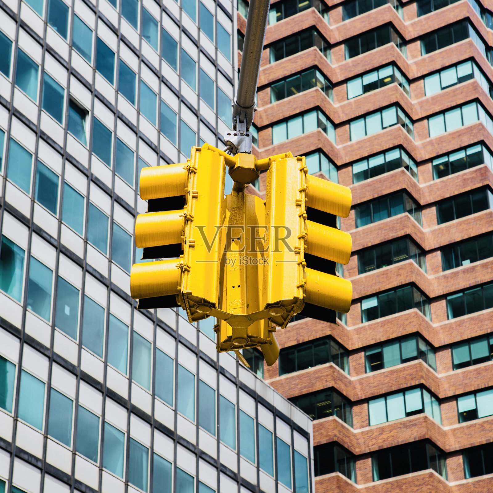 城市中现代建筑的低角度视图与天空相映成趣照片摄影图片