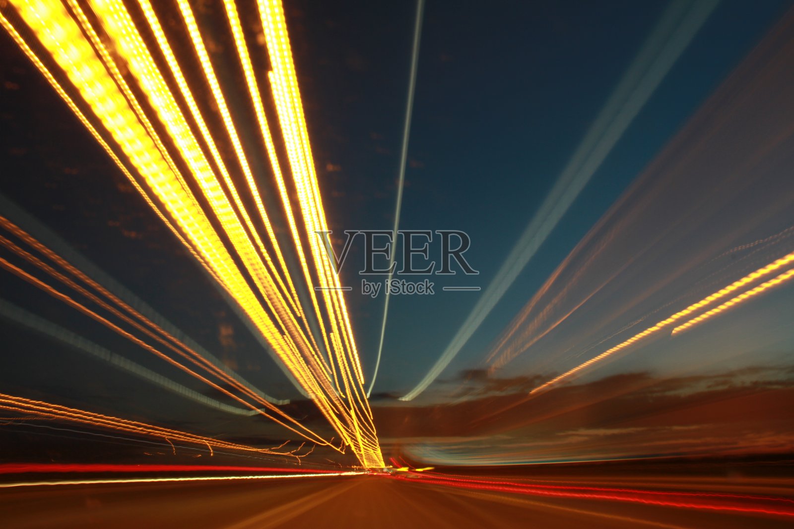 夜空下道路上的光轨照片摄影图片