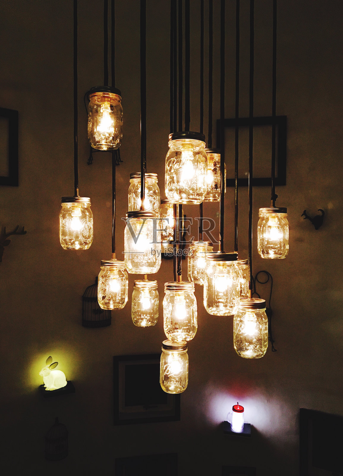 家中房间悬挂的照明设备照片摄影图片