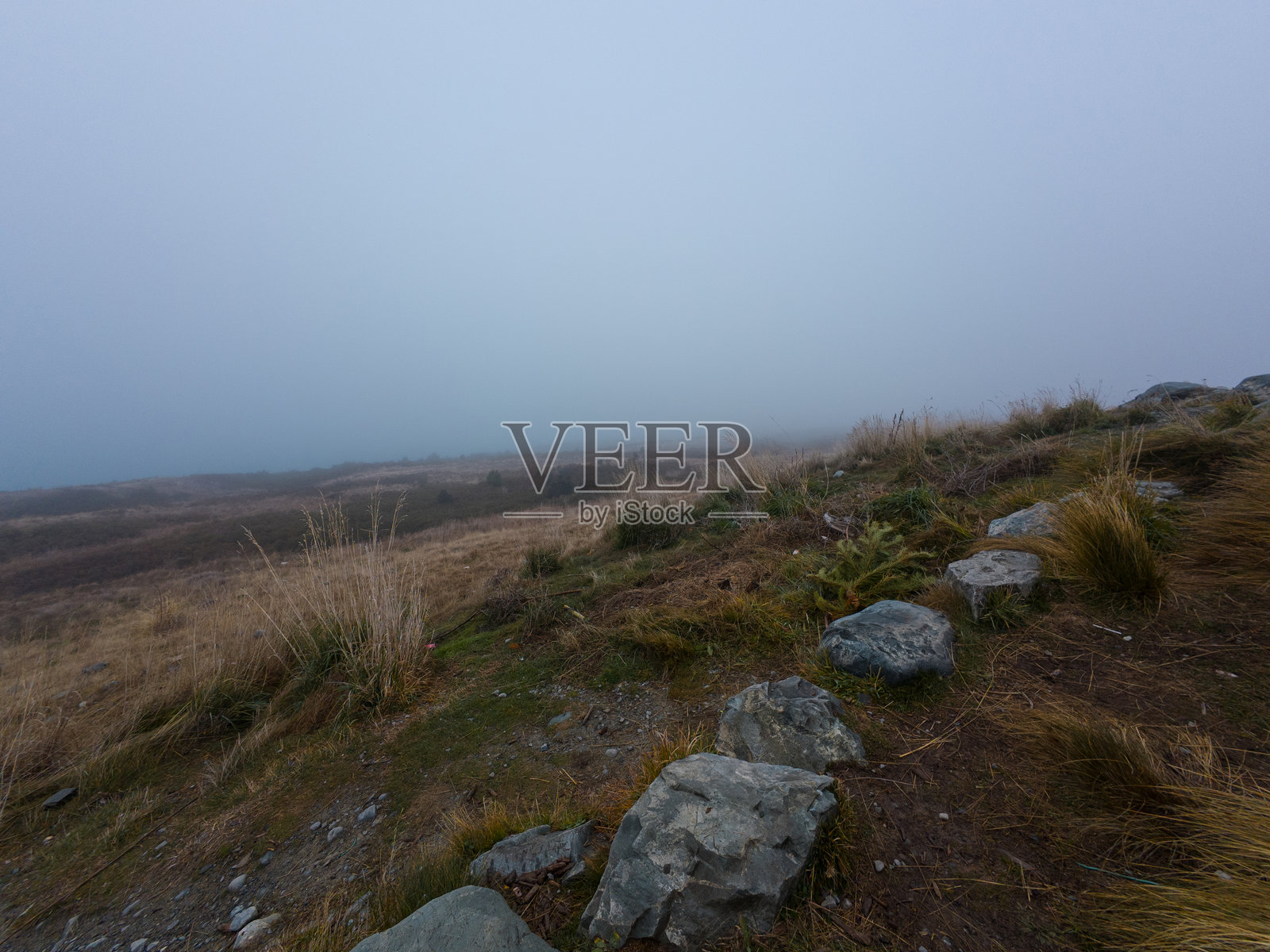 雾气弥漫的瞭望台照片摄影图片