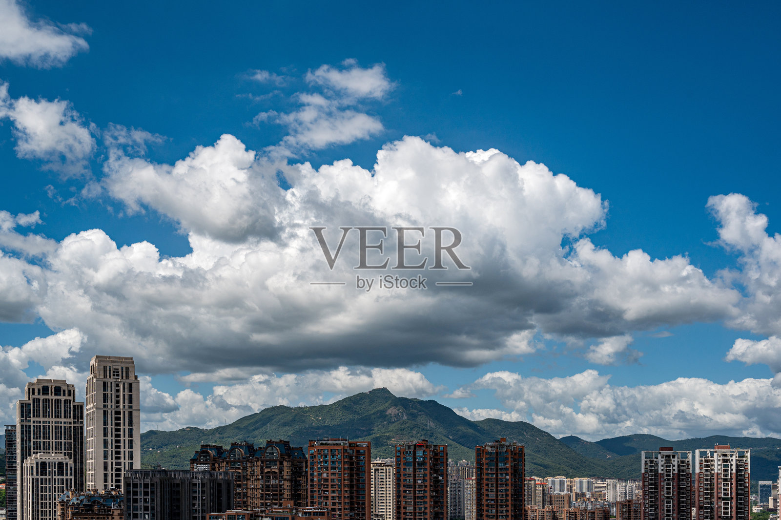 蓝天白云下的城市照片摄影图片