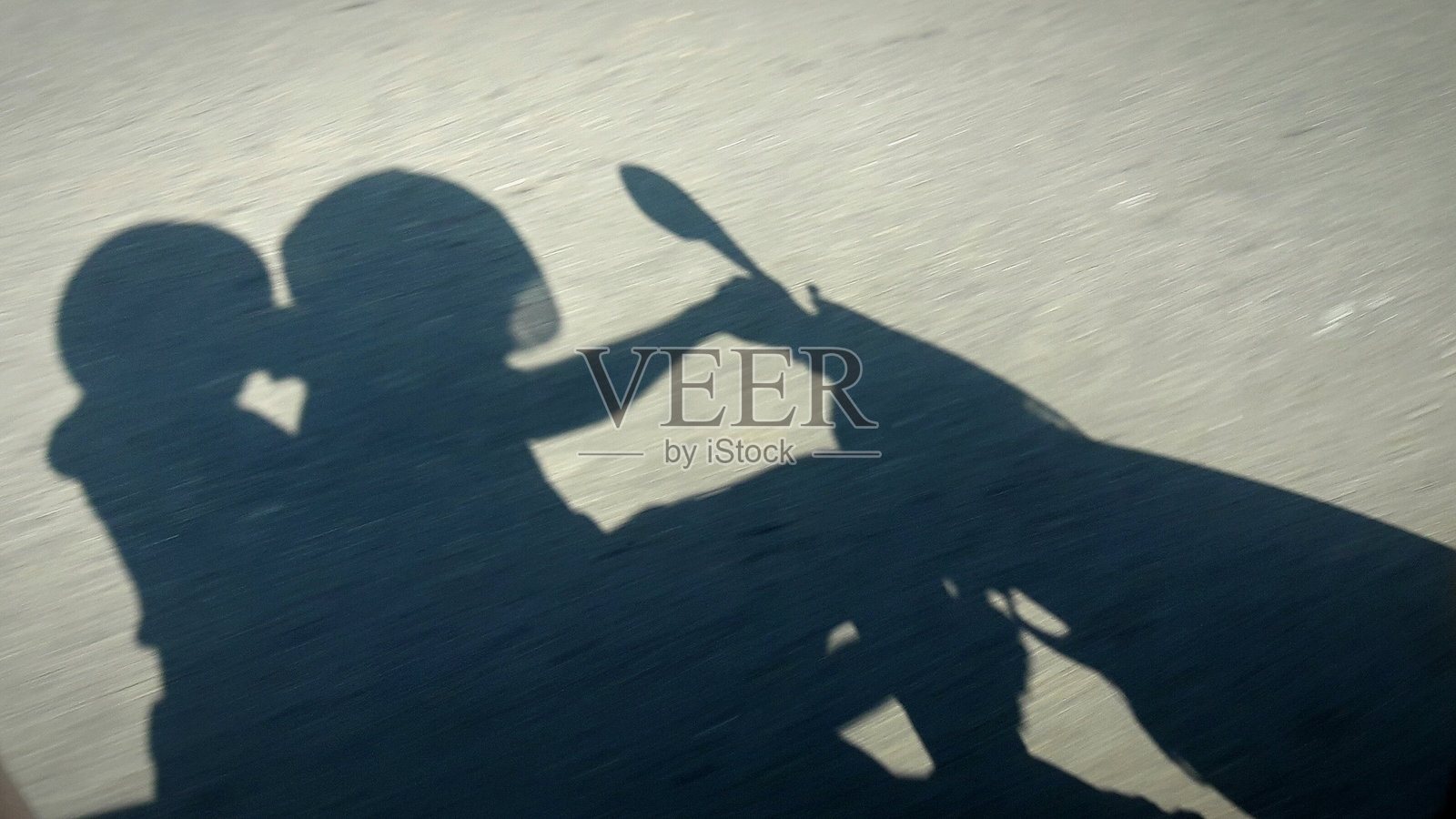 骑摩托车的人影在路上照片摄影图片