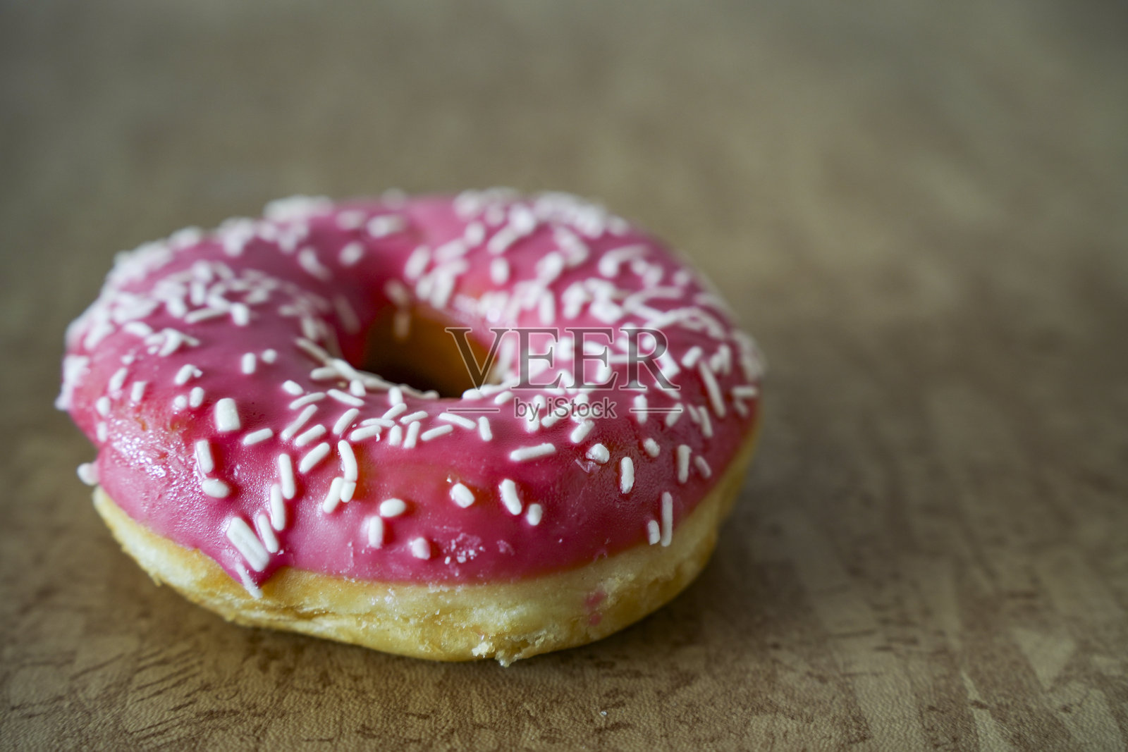 粉色甜甜圈的概念静物摄影照片摄影图片
