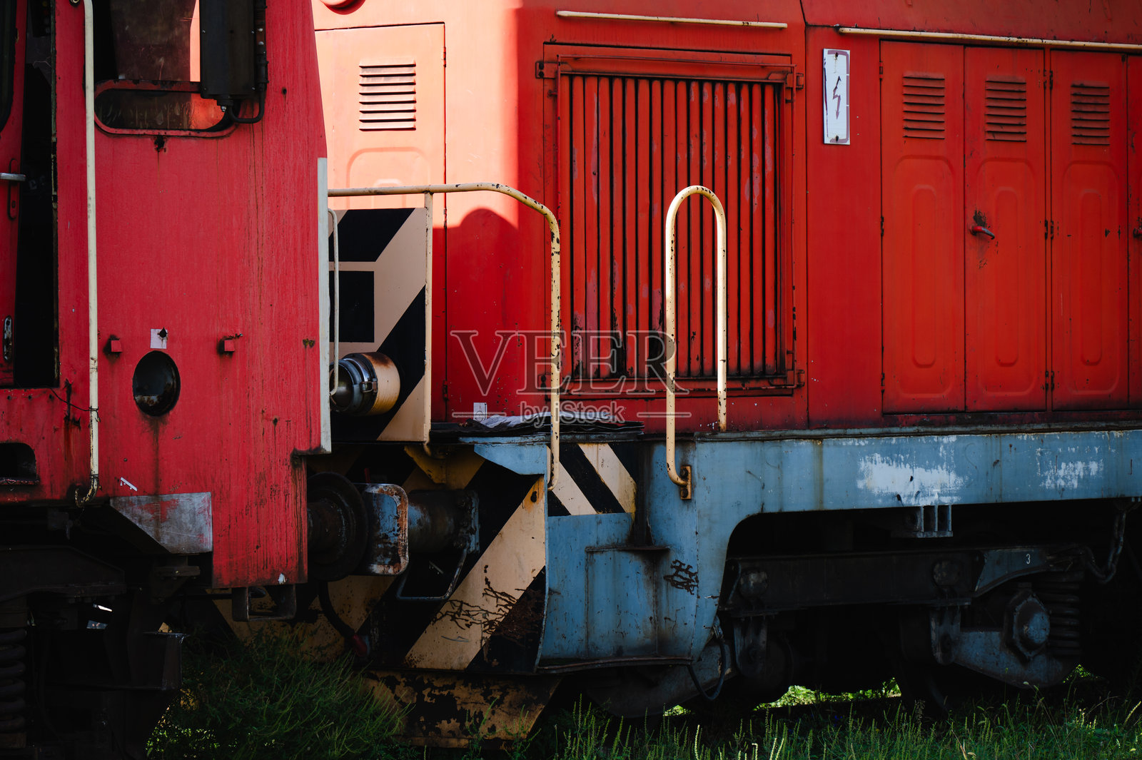 废弃铁路车站停放的老旧火车照片摄影图片