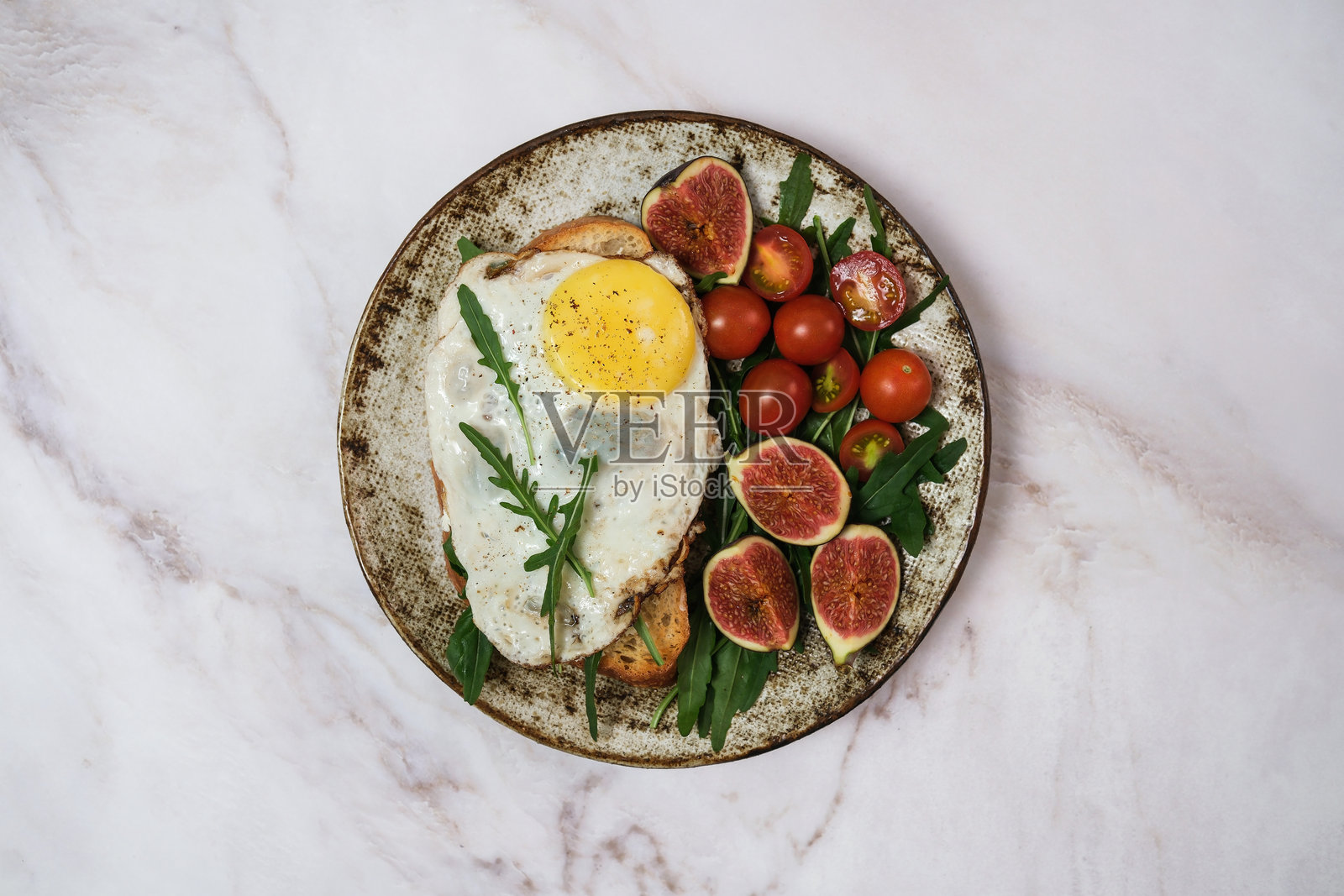 享受美味的早餐盘，包含鸡蛋、时令新鲜蔬菜和香草照片摄影图片