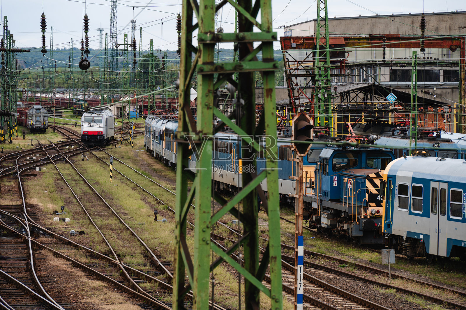废弃铁路车站停放的老旧火车照片摄影图片