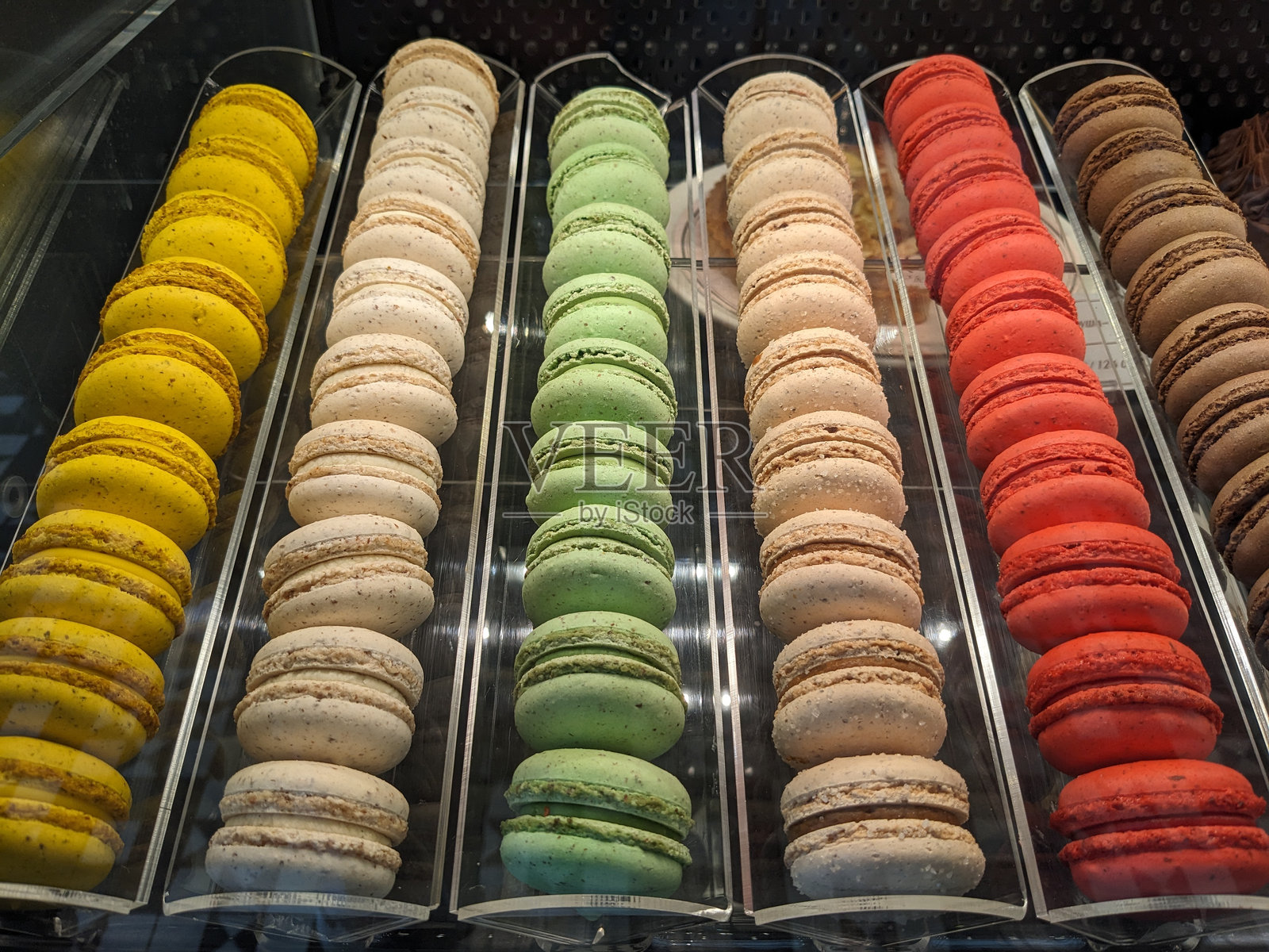 一组色彩缤纷的马卡龙蛋糕照片摄影图片