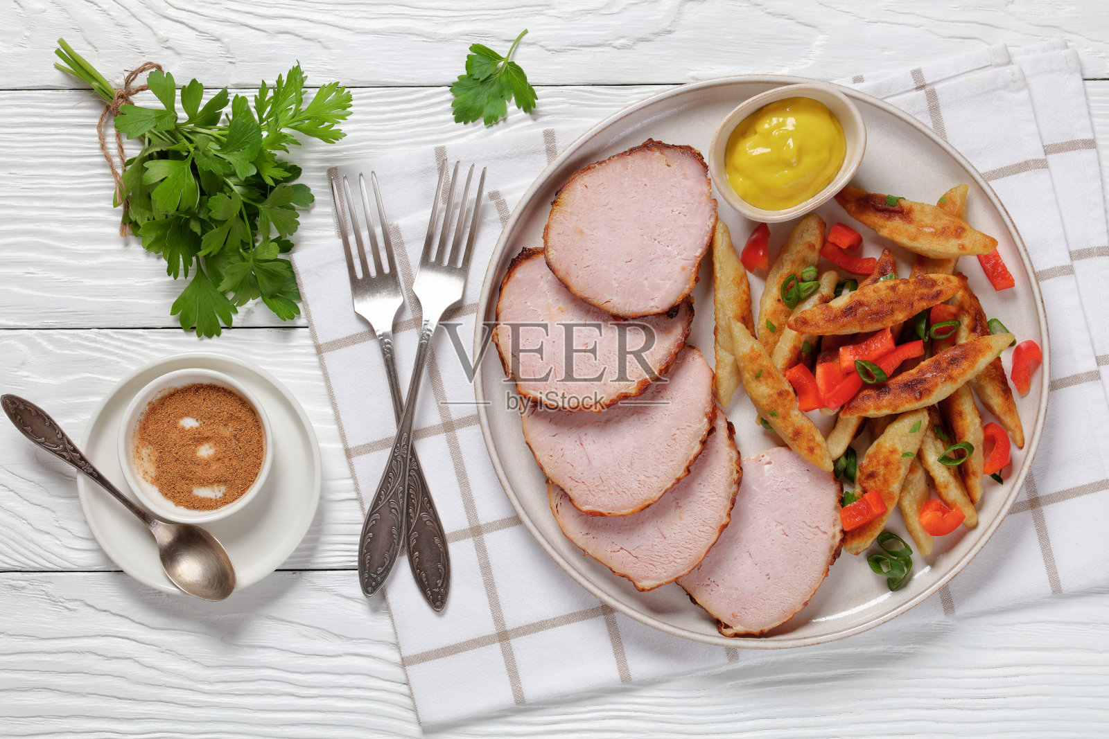 德国土豆面条配真空低温烹饪的猪里脊肉照片摄影图片