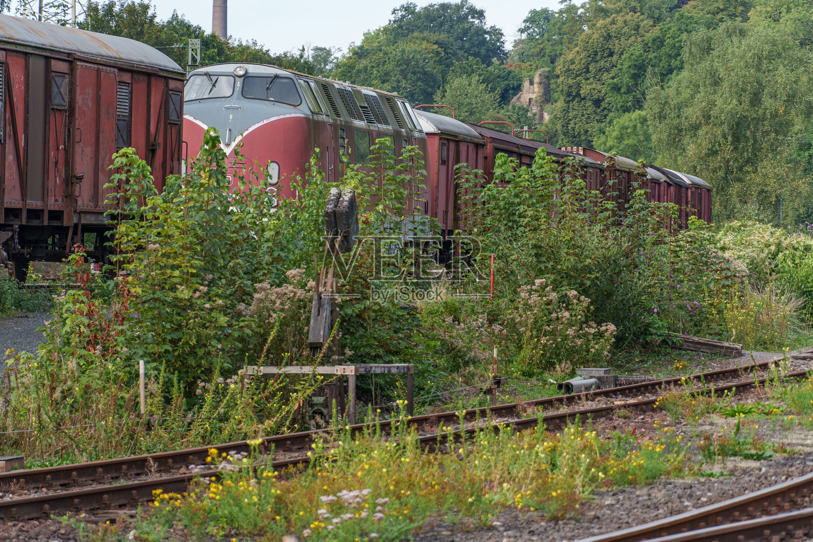 鲁尔地区铁轨上的机车和货车照片摄影图片