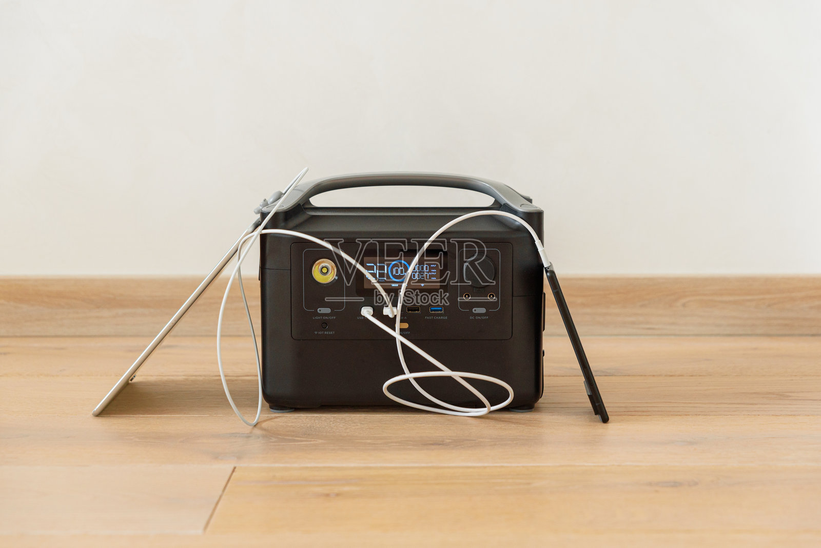 不间断电源。便携式电源站为平板电脑和智能手机充电照片摄影图片