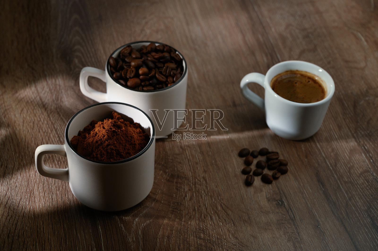 咖啡杯和咖啡豆特写，背景为自然木纹。早晨早餐概念照片摄影图片