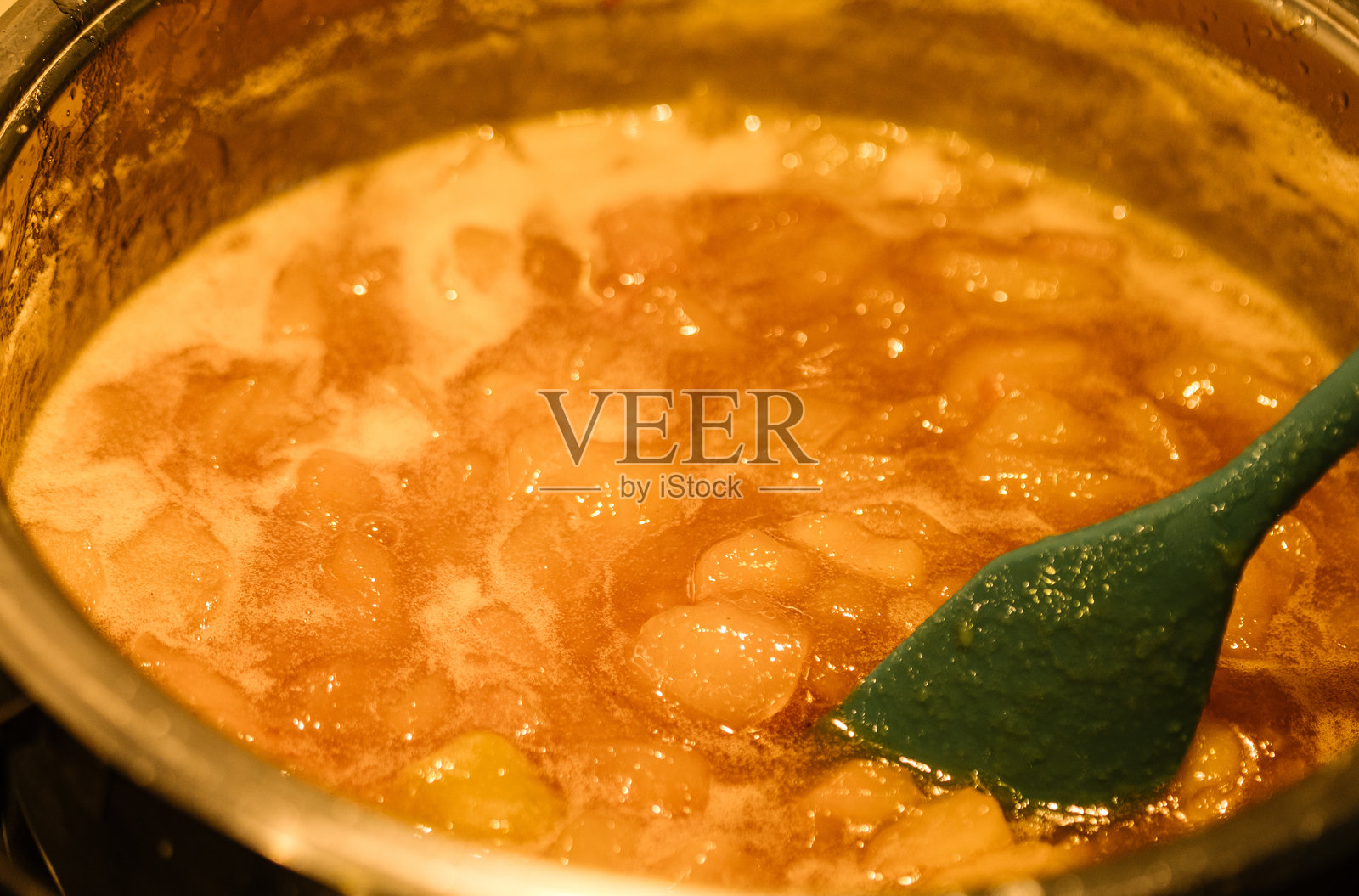 自制梨果酱在锅中准备中照片摄影图片