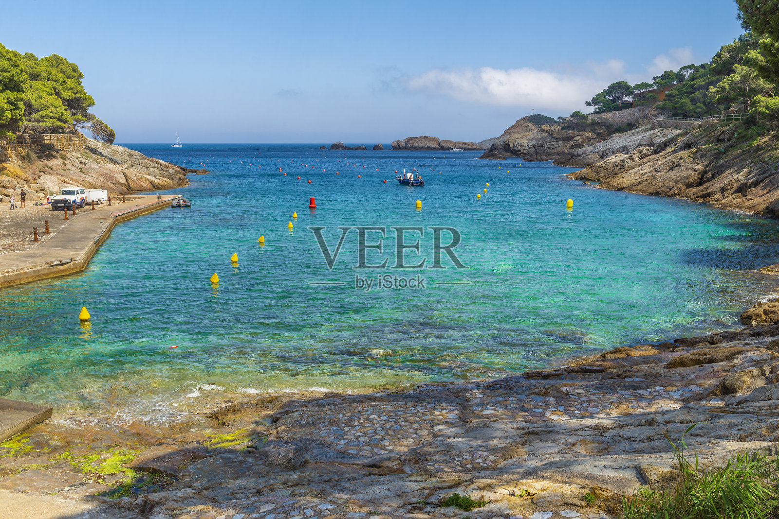 西班牙加泰罗尼亚贝古尔的阿瓜弗雷达和萨图纳海湾照片摄影图片